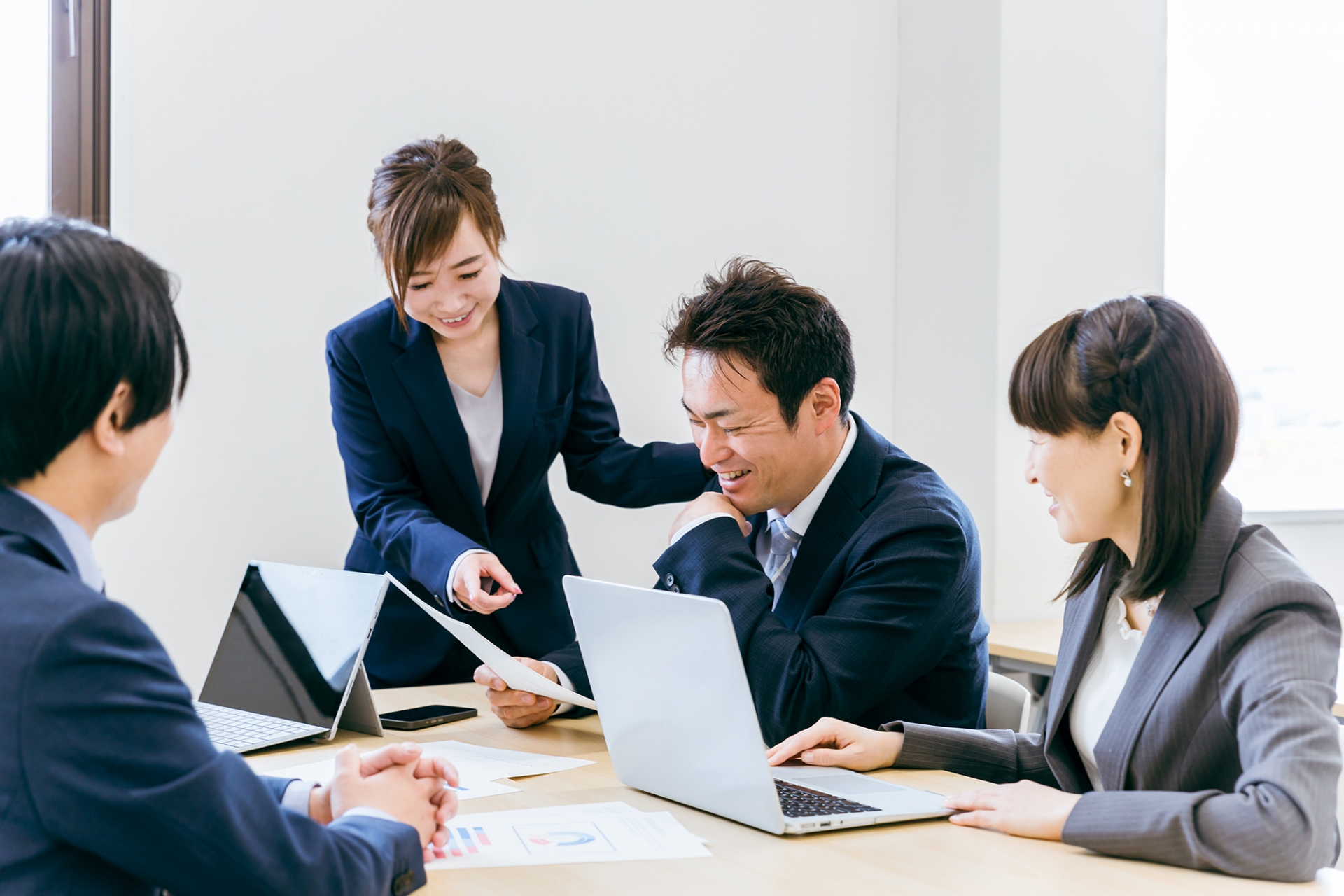 企画書を見ながらミーティングをする男女