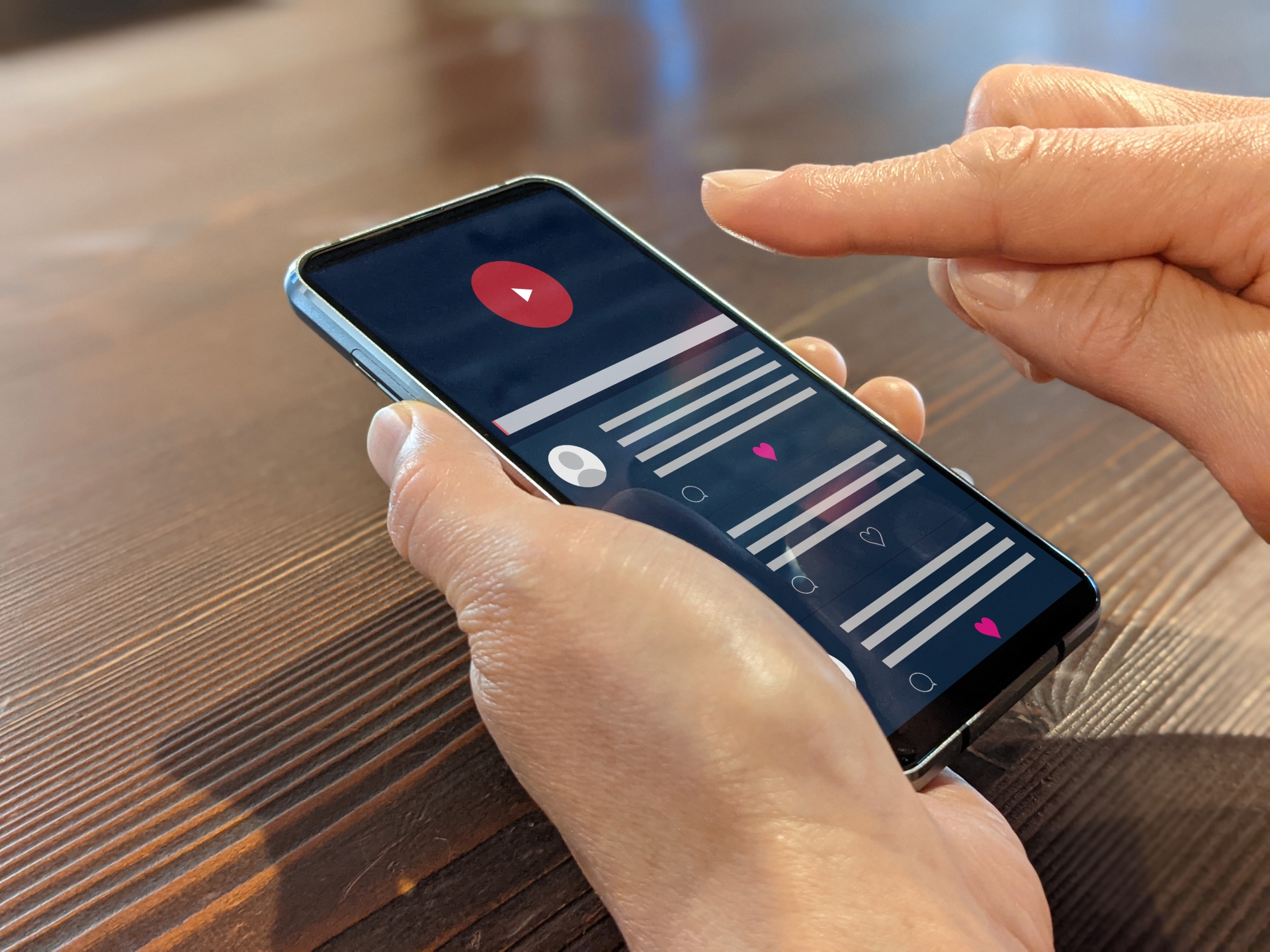 スマートフォンをタッチ操作する瞬間（動画アプリ）