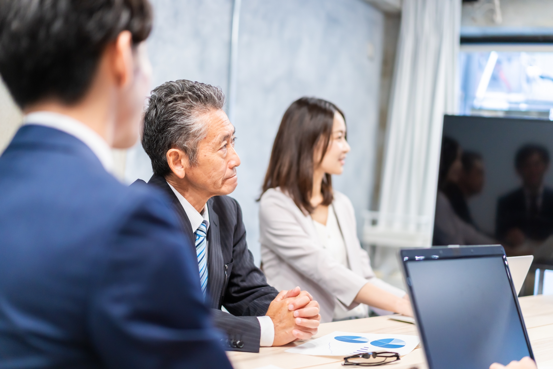 明るい雰囲気で会議をするビジネスパーソン