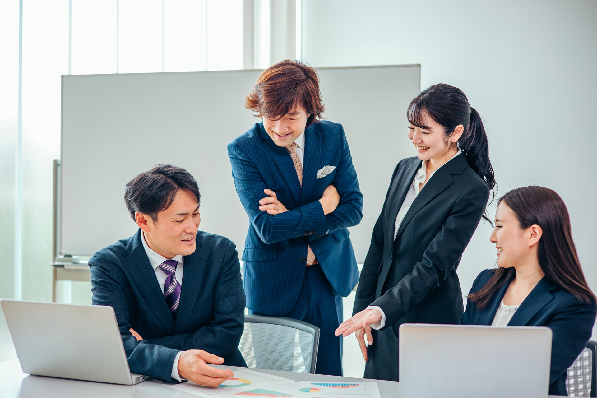 会議で上司にアドバイスをしてもらう男女