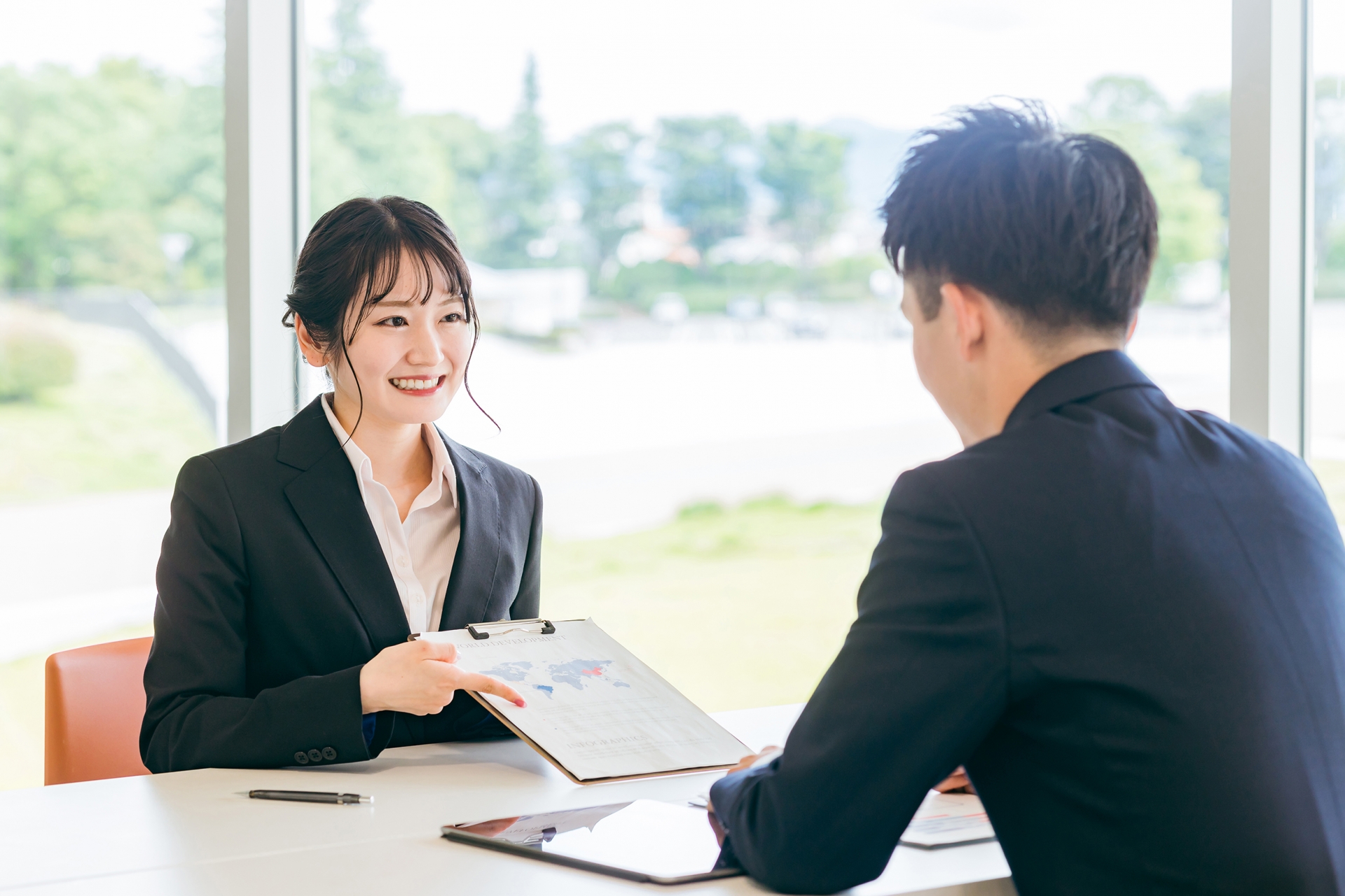 提案する女性社員