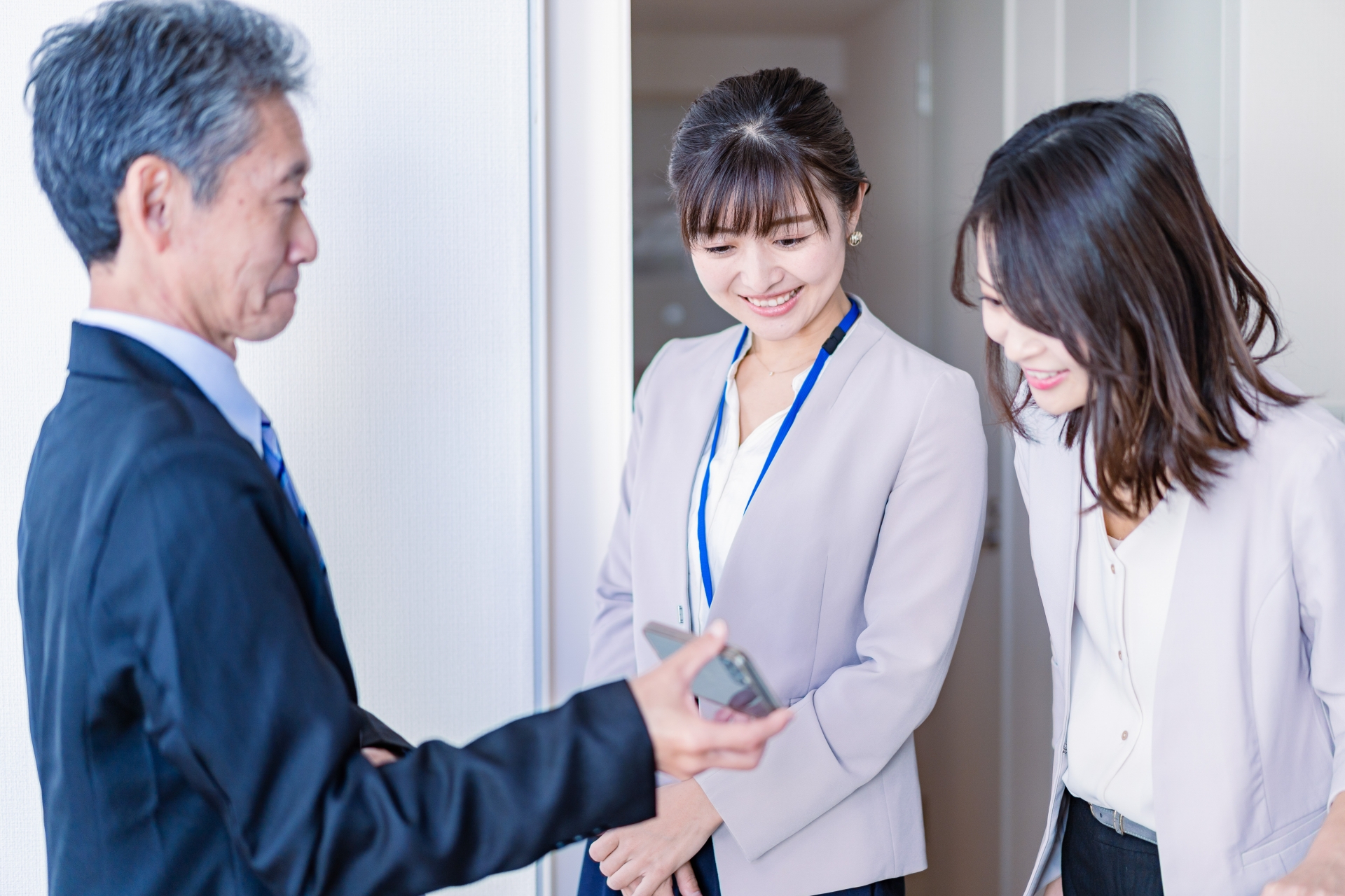 女性社員に絡む部長