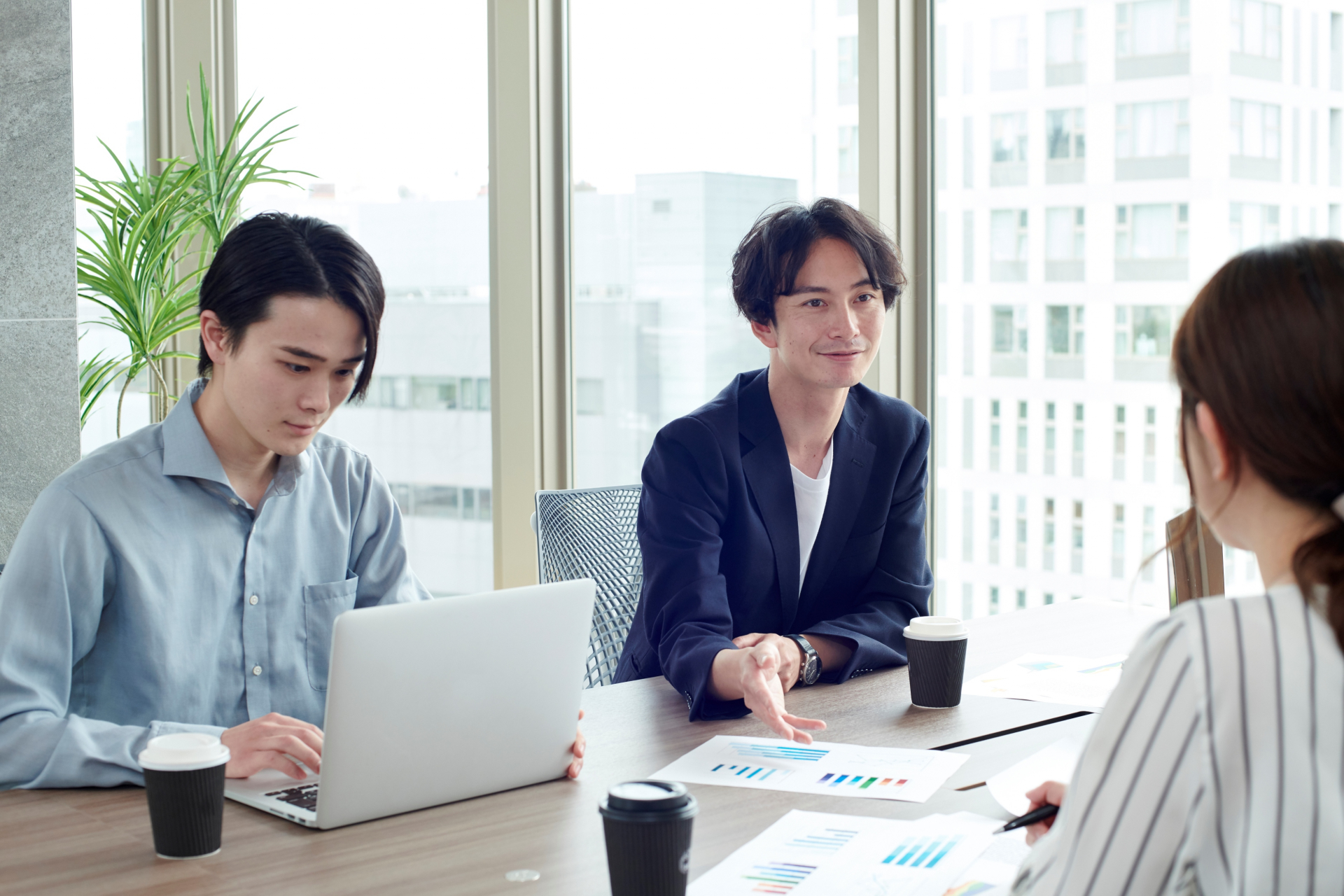 会議をする3人の男女