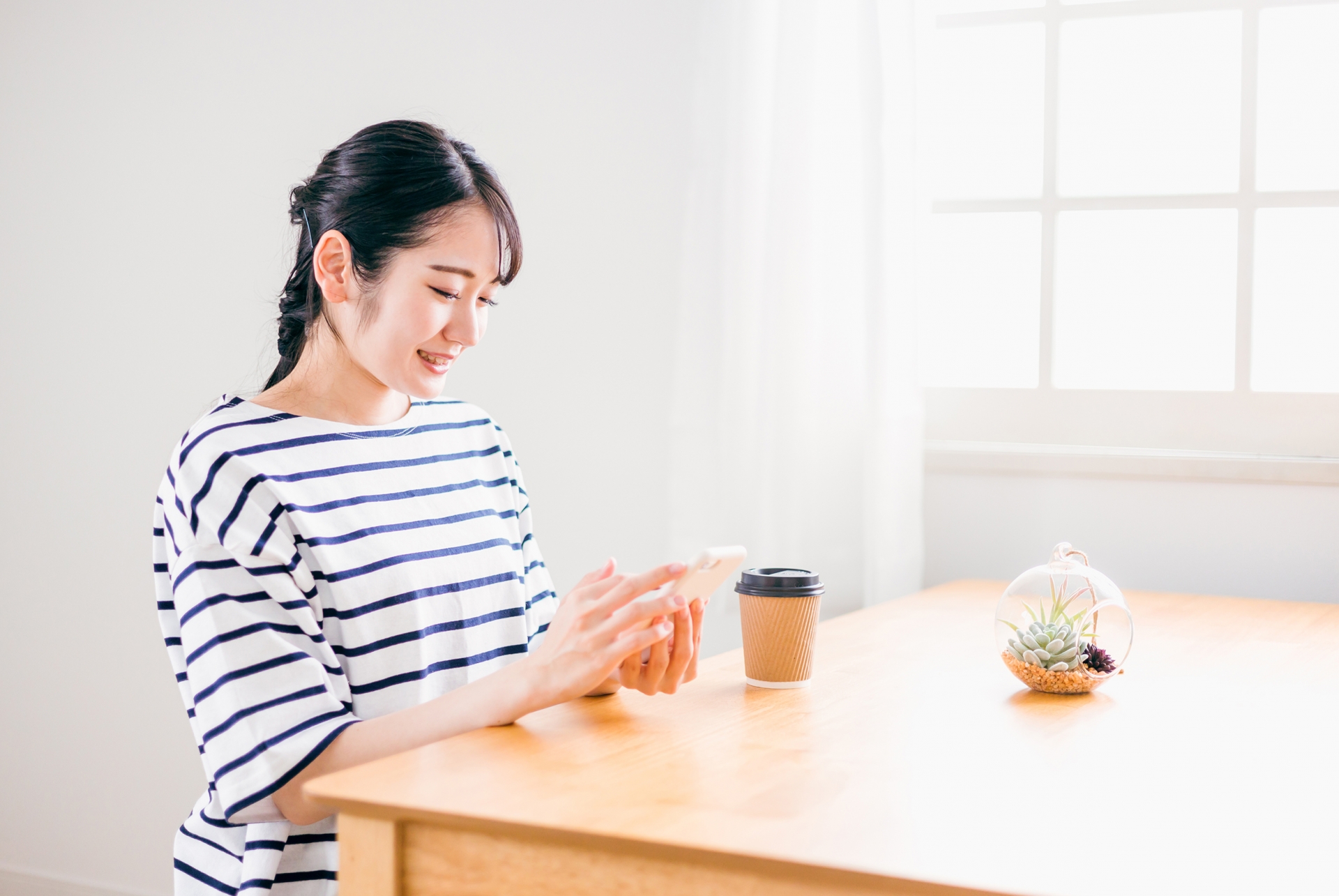 スマホを使う日本人女性