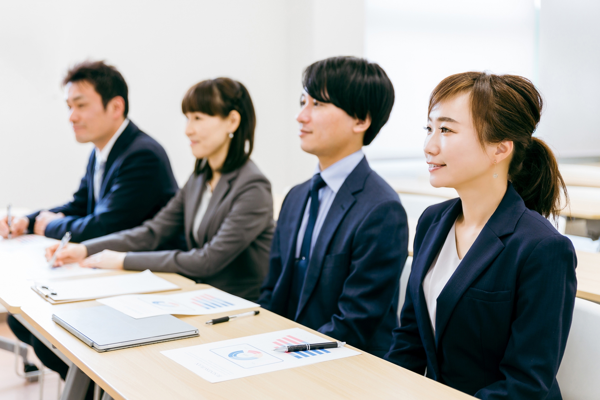 セミナーを受ける会社員の男女