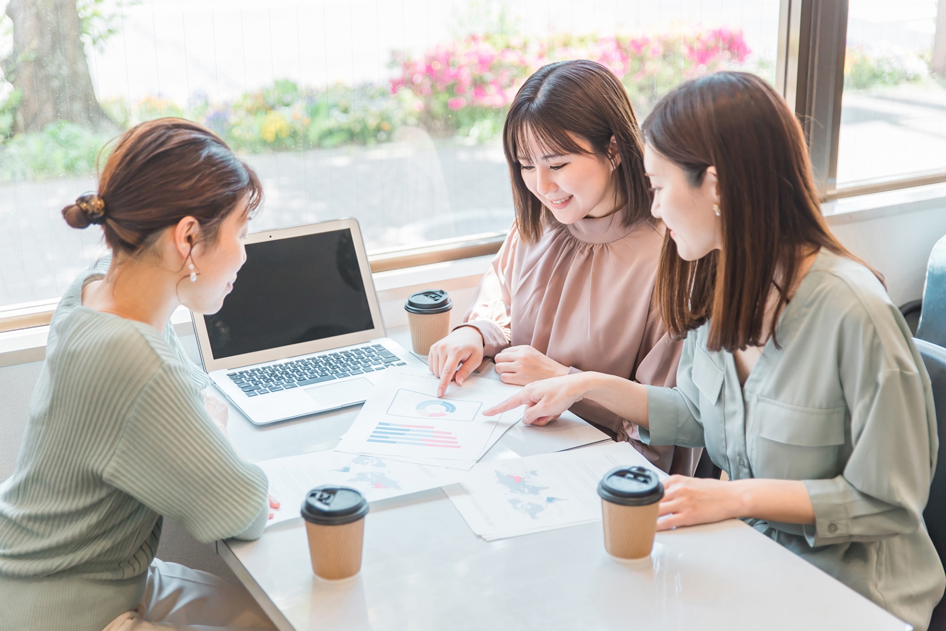 資料を見ながら会議・ミーティングする女性