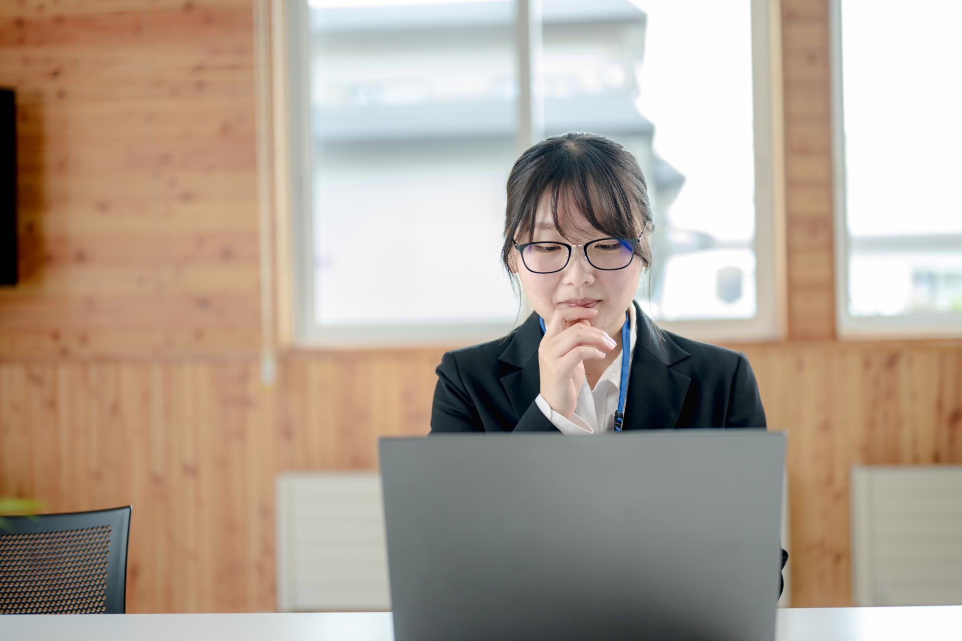 考えるスーツの女性