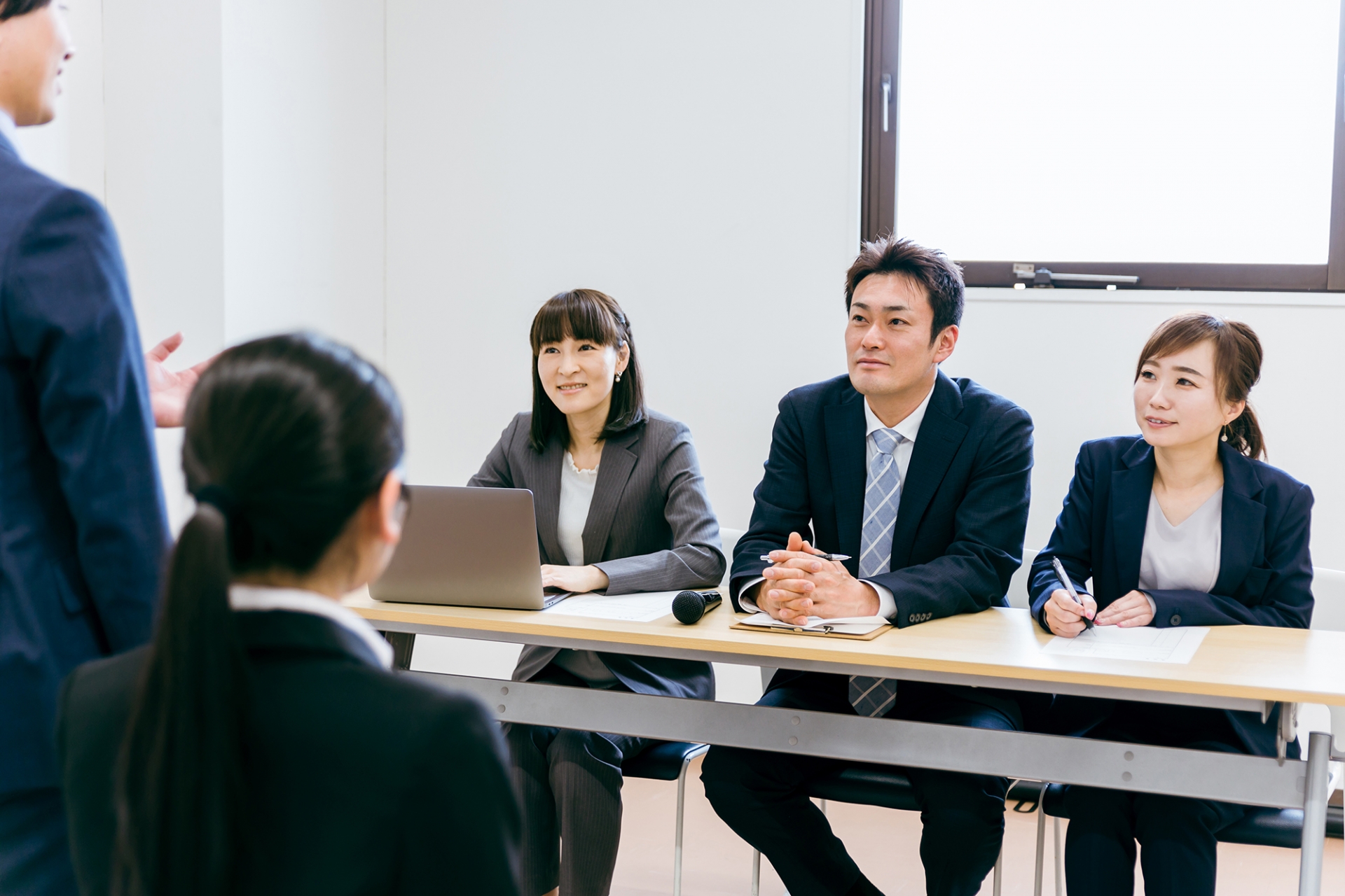 面接を受ける大学生と面接官