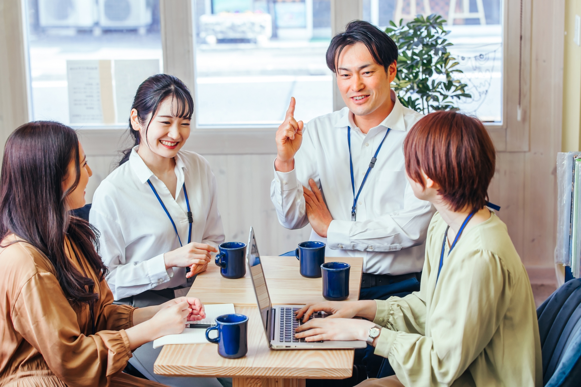 打ち合わせする男女