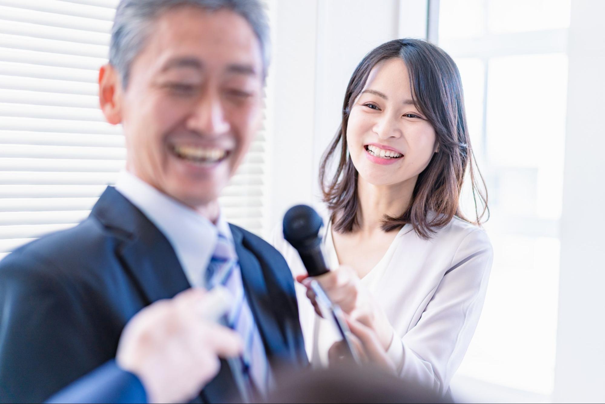 インタビュー取材をする女性アナウンサー