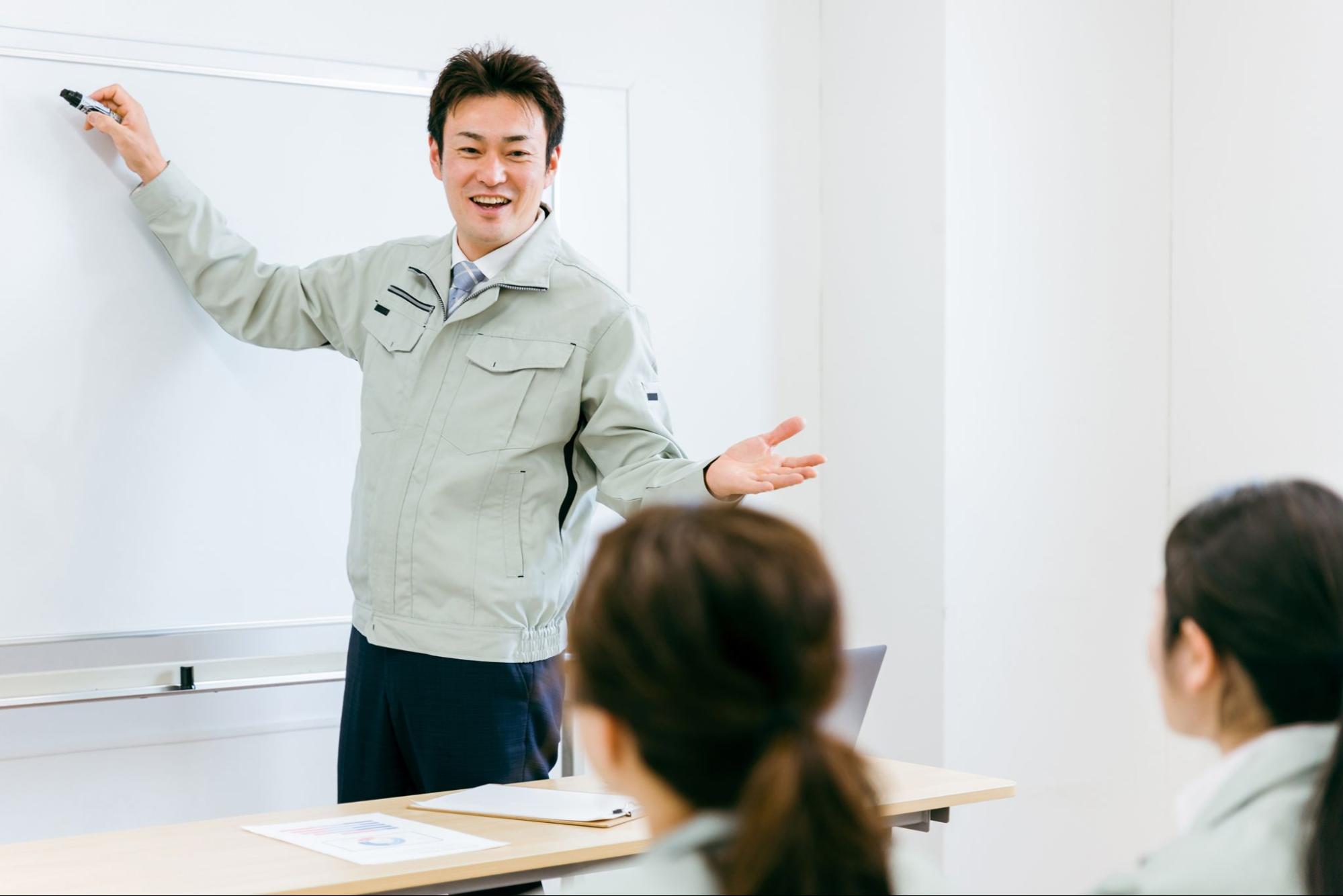 作業服を着た研修・セミナーの男性講師