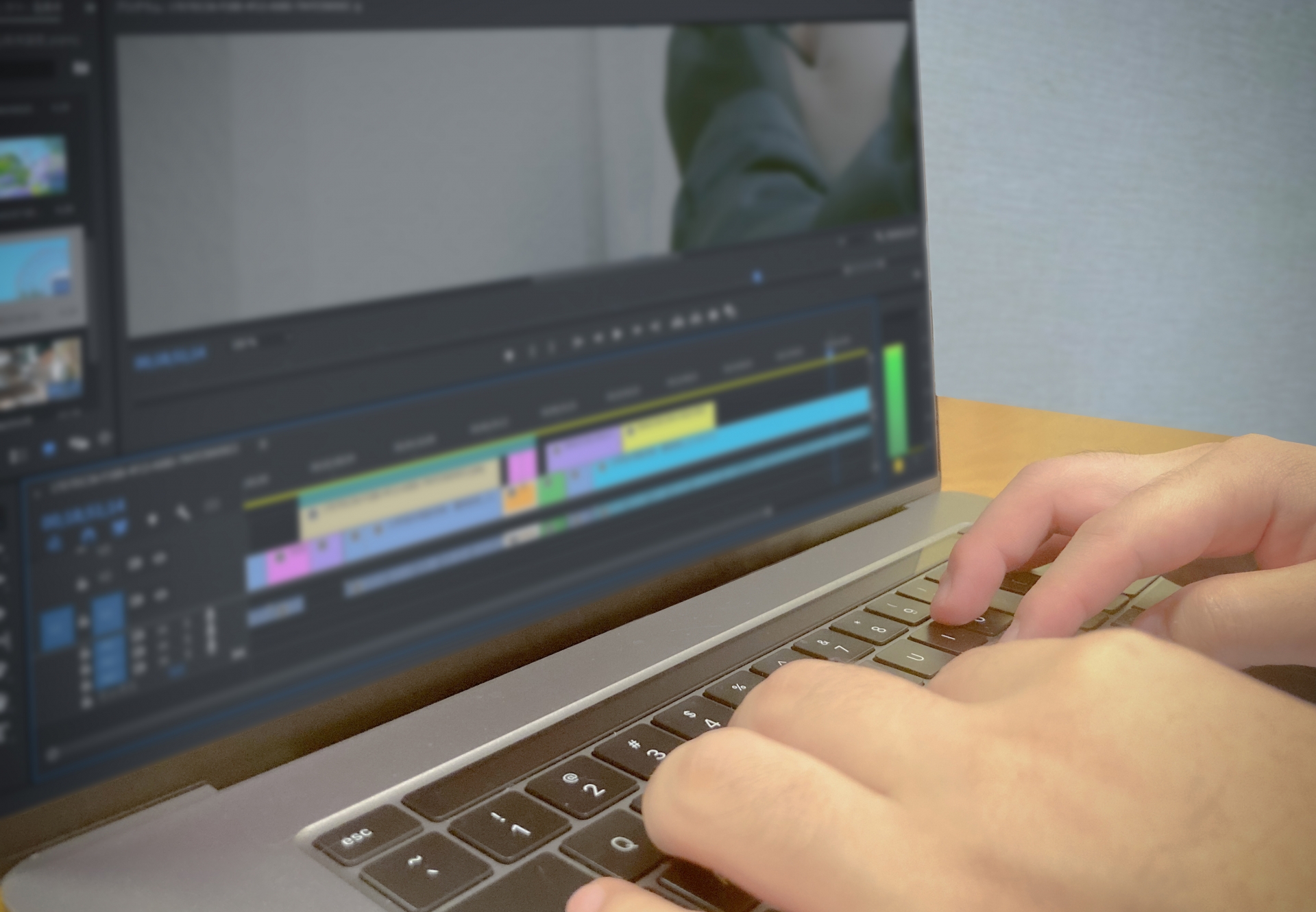 動画を編集する手元
