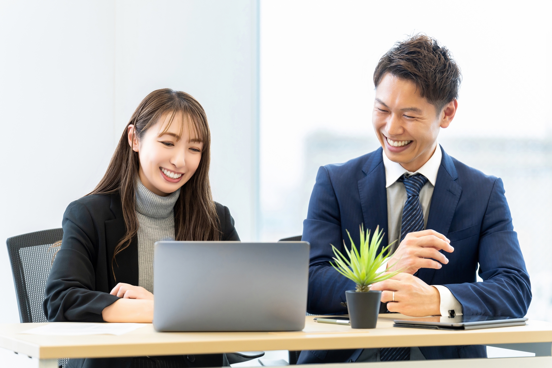 打ち合わせをする男女2人のビジネスマン