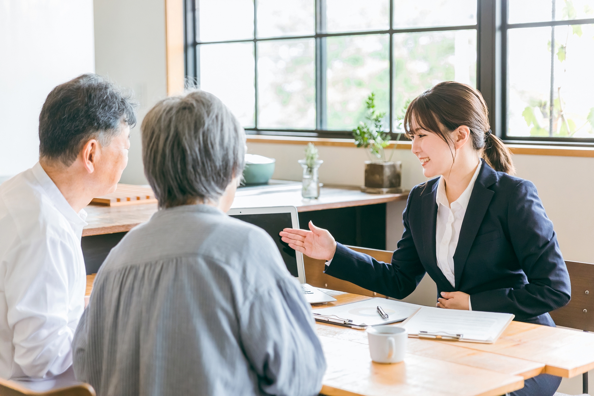 高齢者から相談を受けるビジネスウーマン