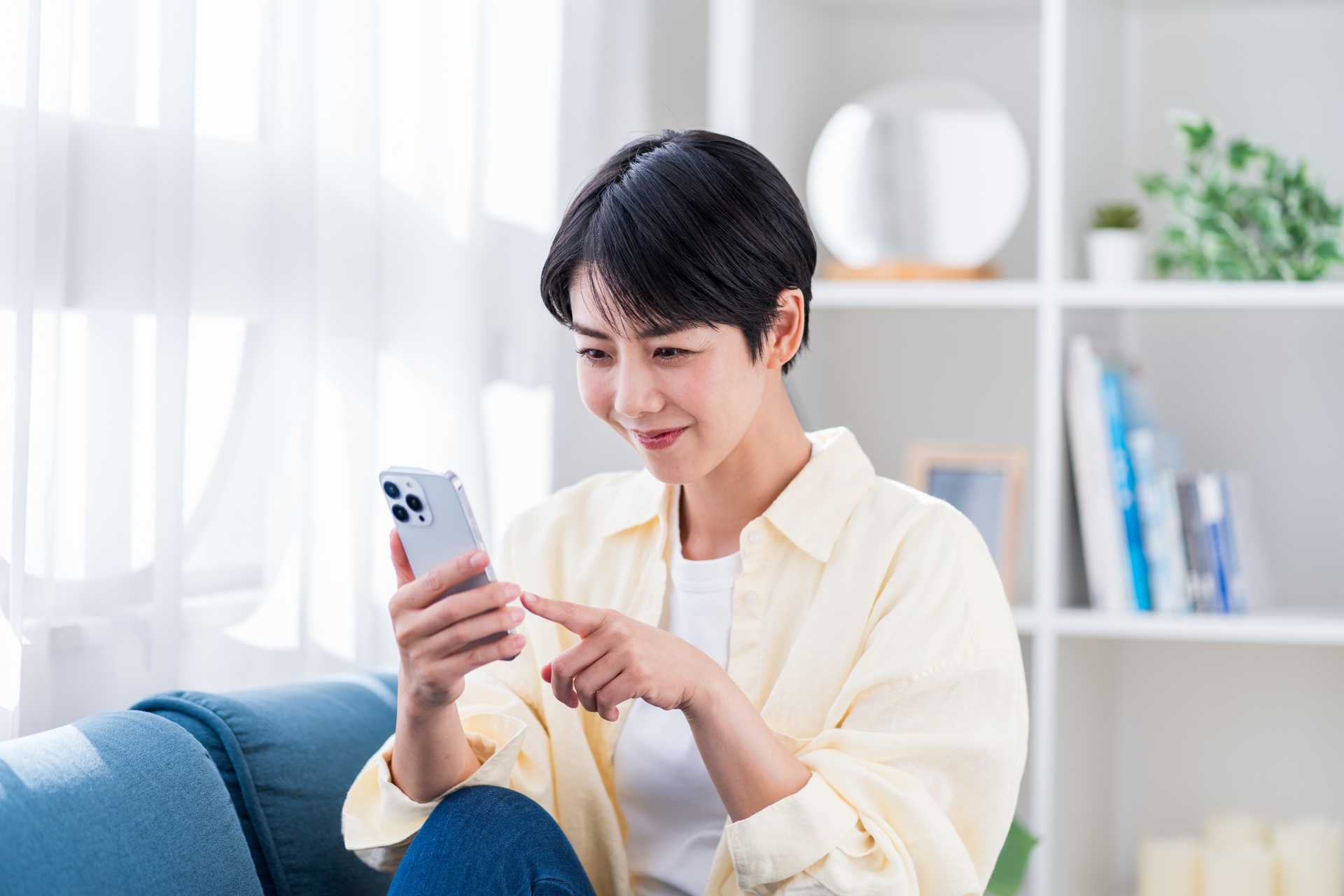 スマートフォンを見て笑顔の女性