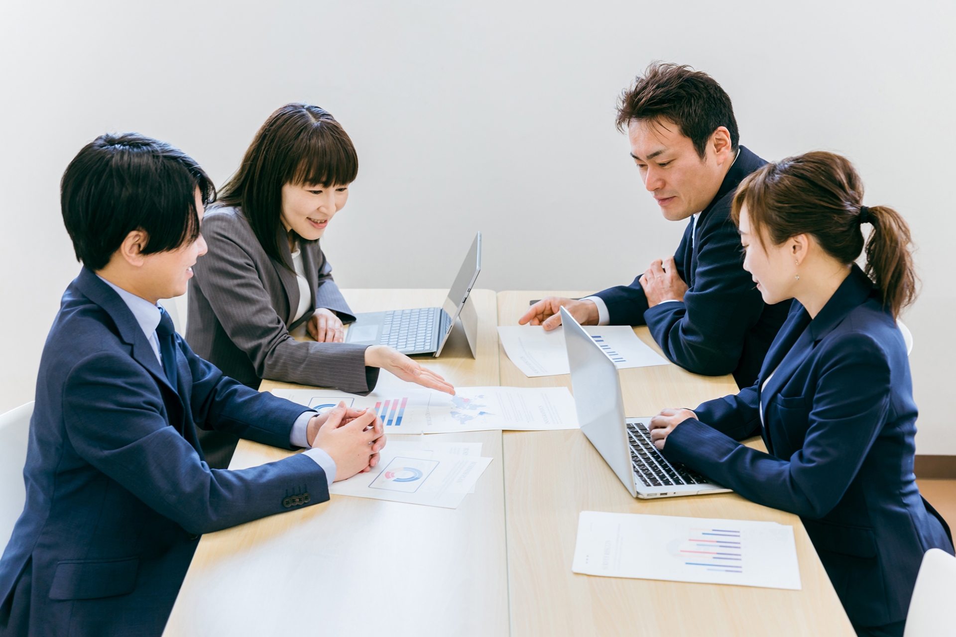 会議・打ち合わせ・ミーティングする男女