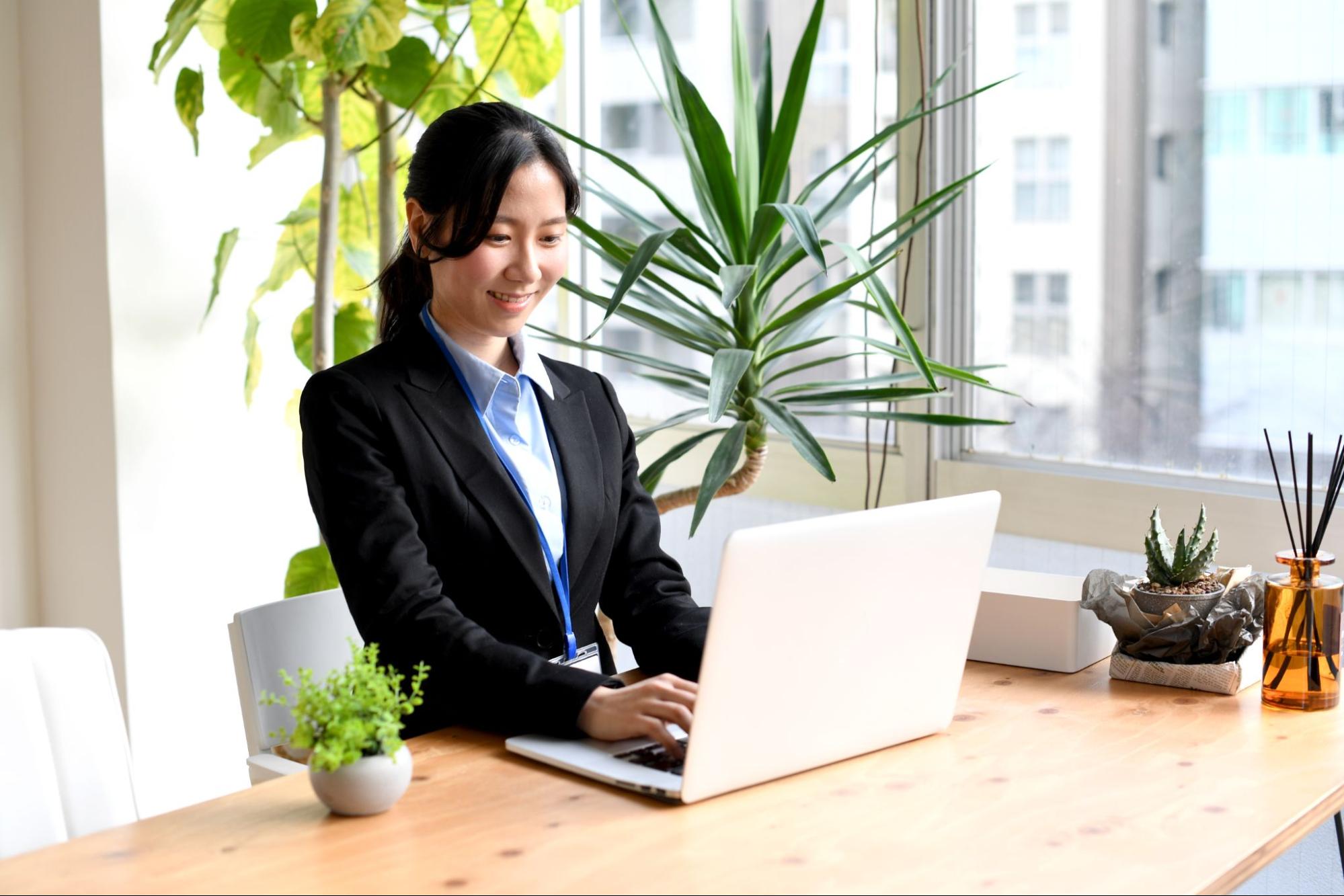 オフィスで作業する女性