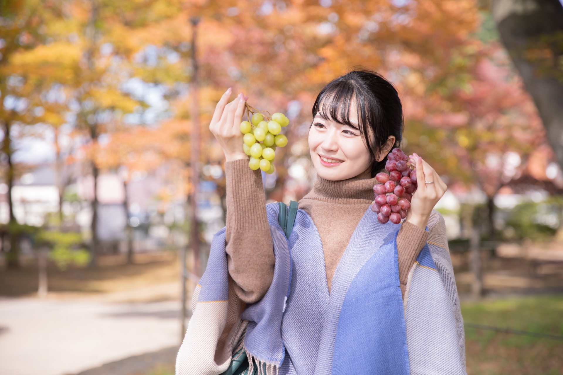 ブドウを持つ女性