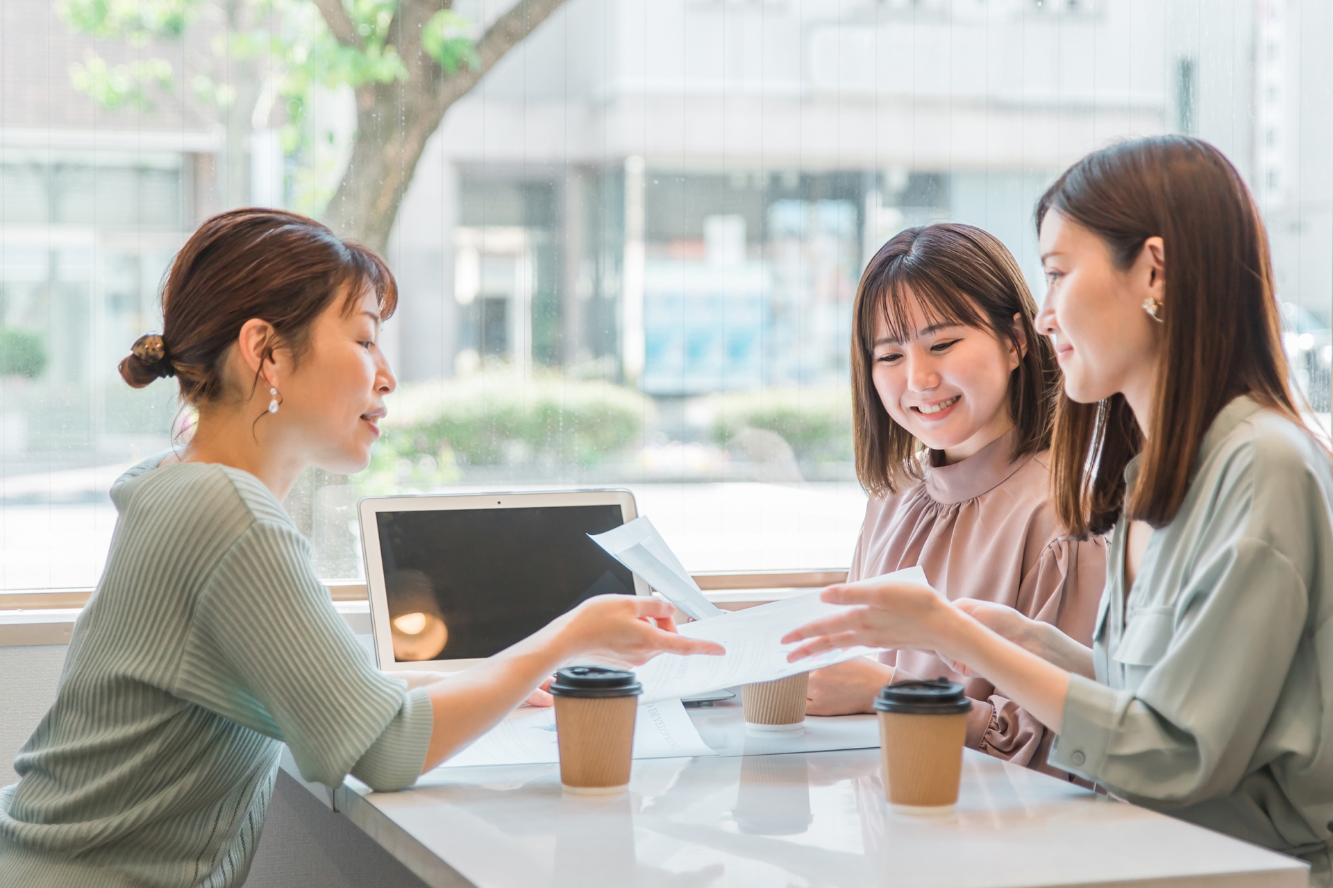 会議中の女性たち