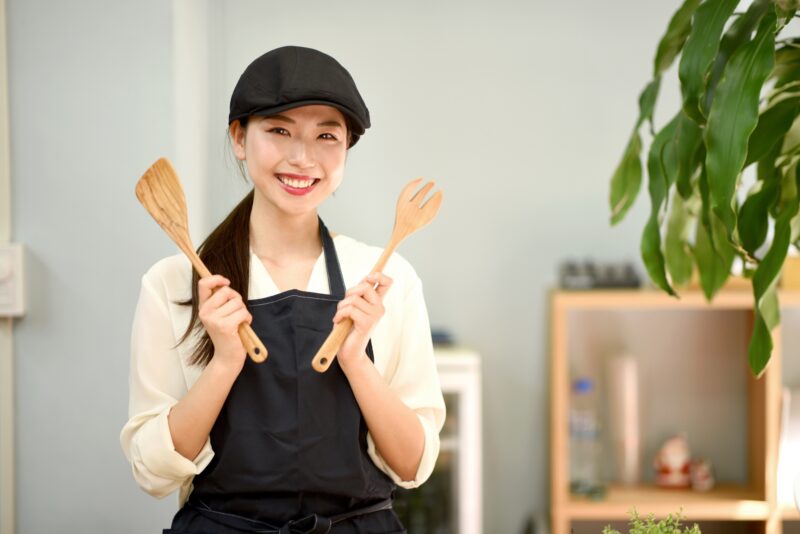 料理をする女性