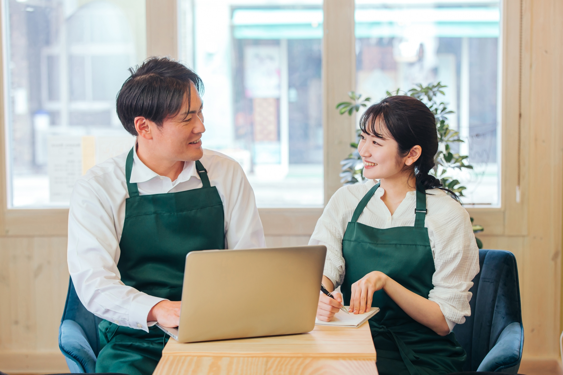 相談するカフェ店員