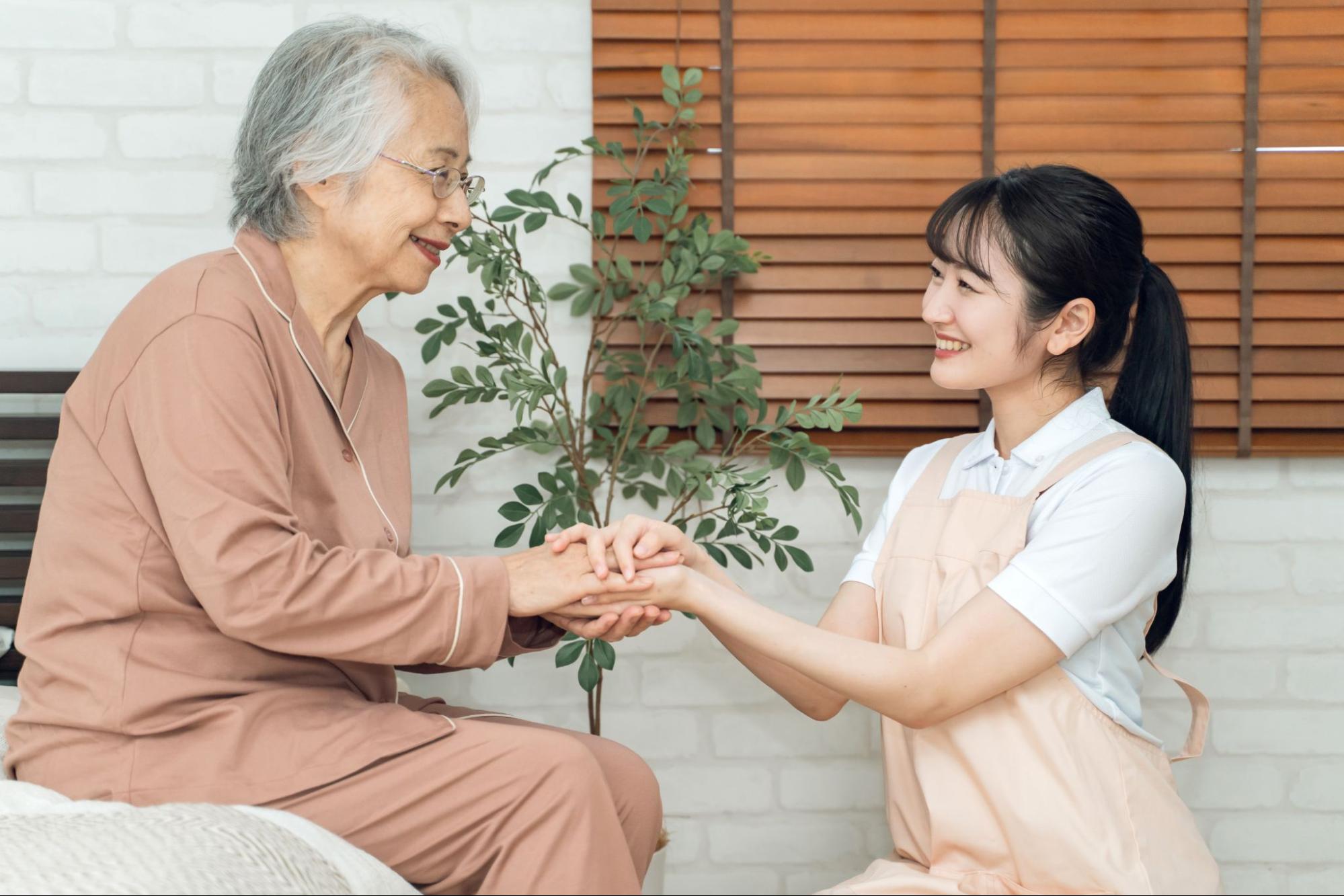 笑顔の高齢者女性と介護士