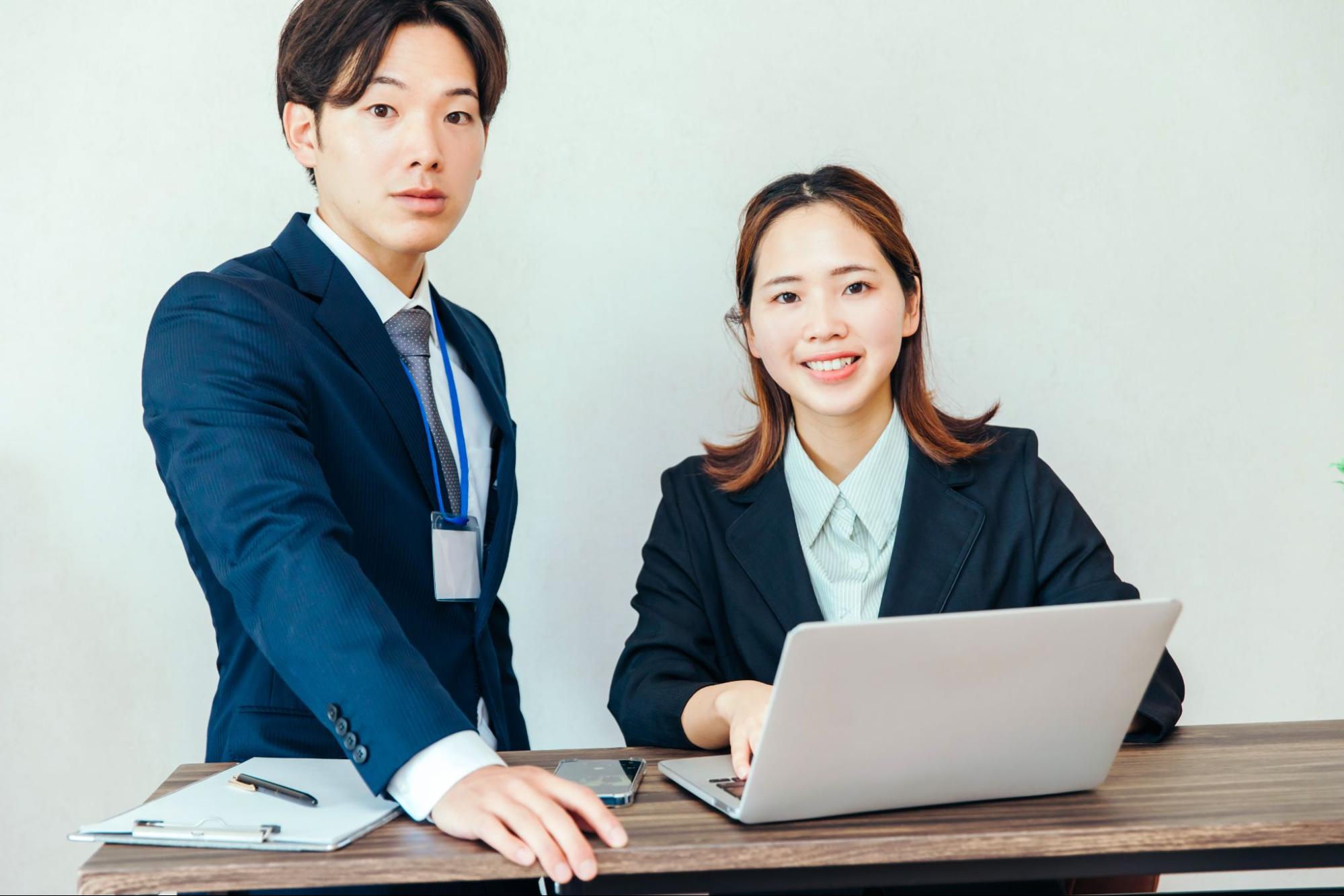 仕事をする男女の会社員　