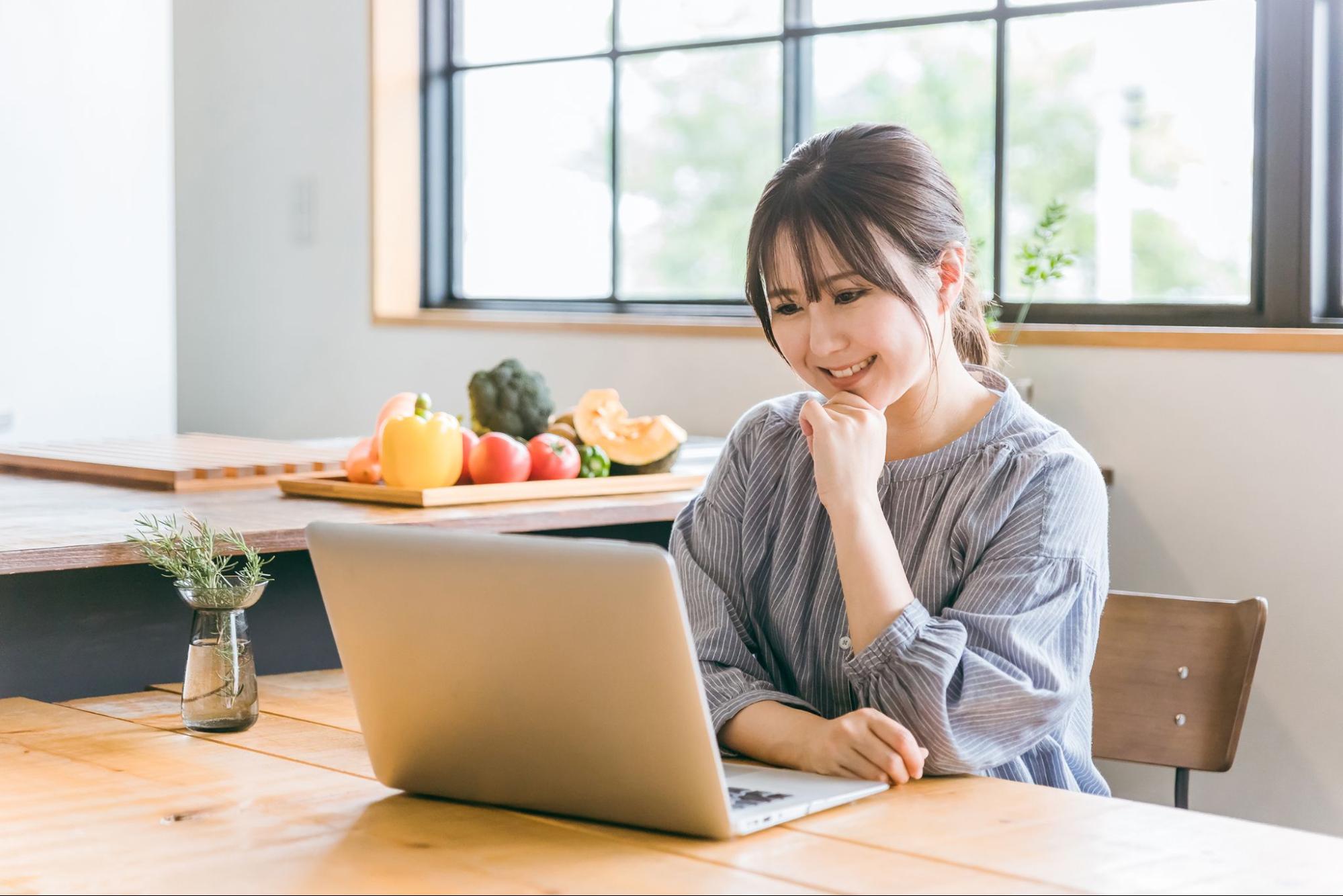 家でテレワークする日本人女性