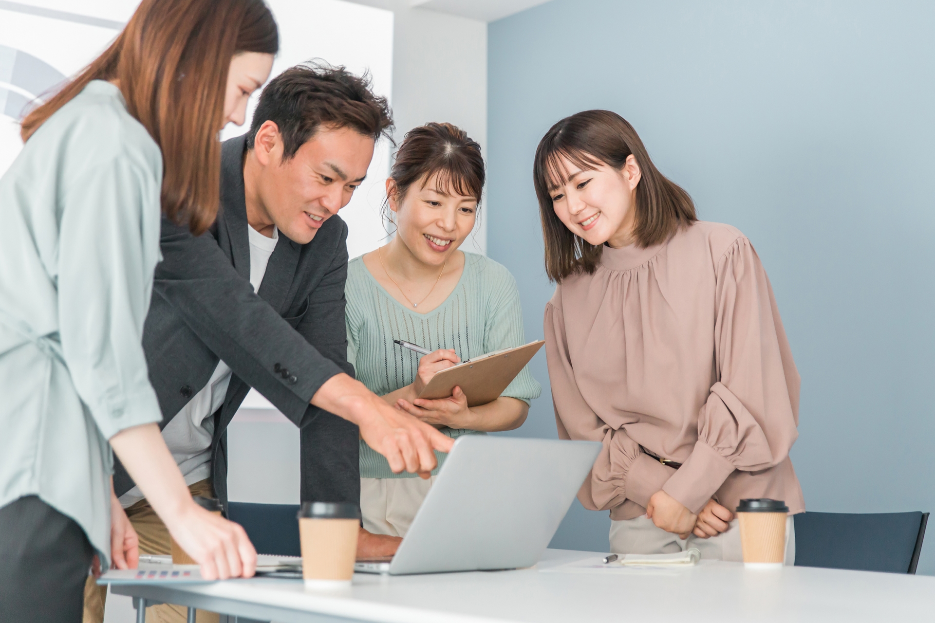 オフィスで企画会議するビジネスウーマン