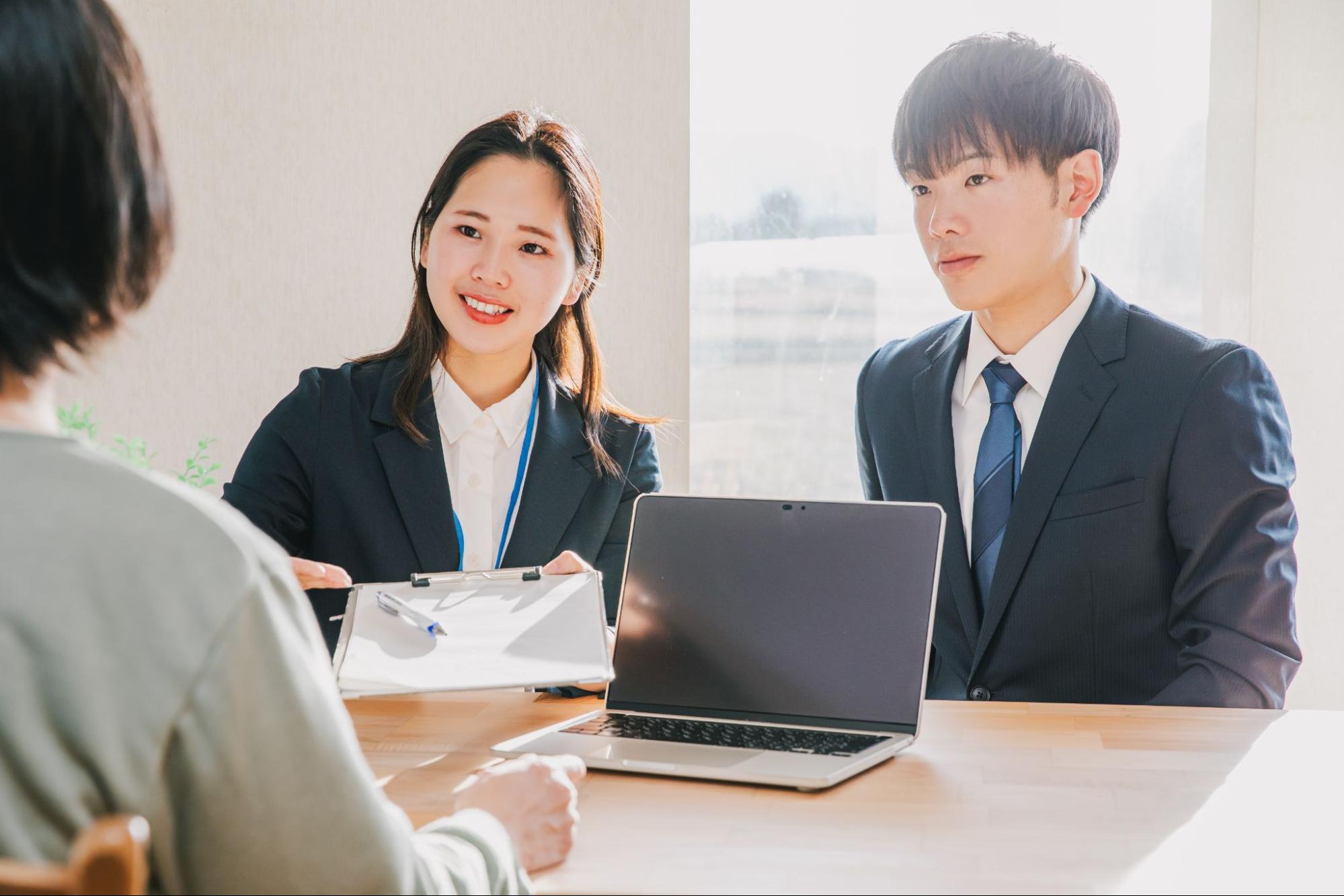 男女の営業マンがお客様に案内する