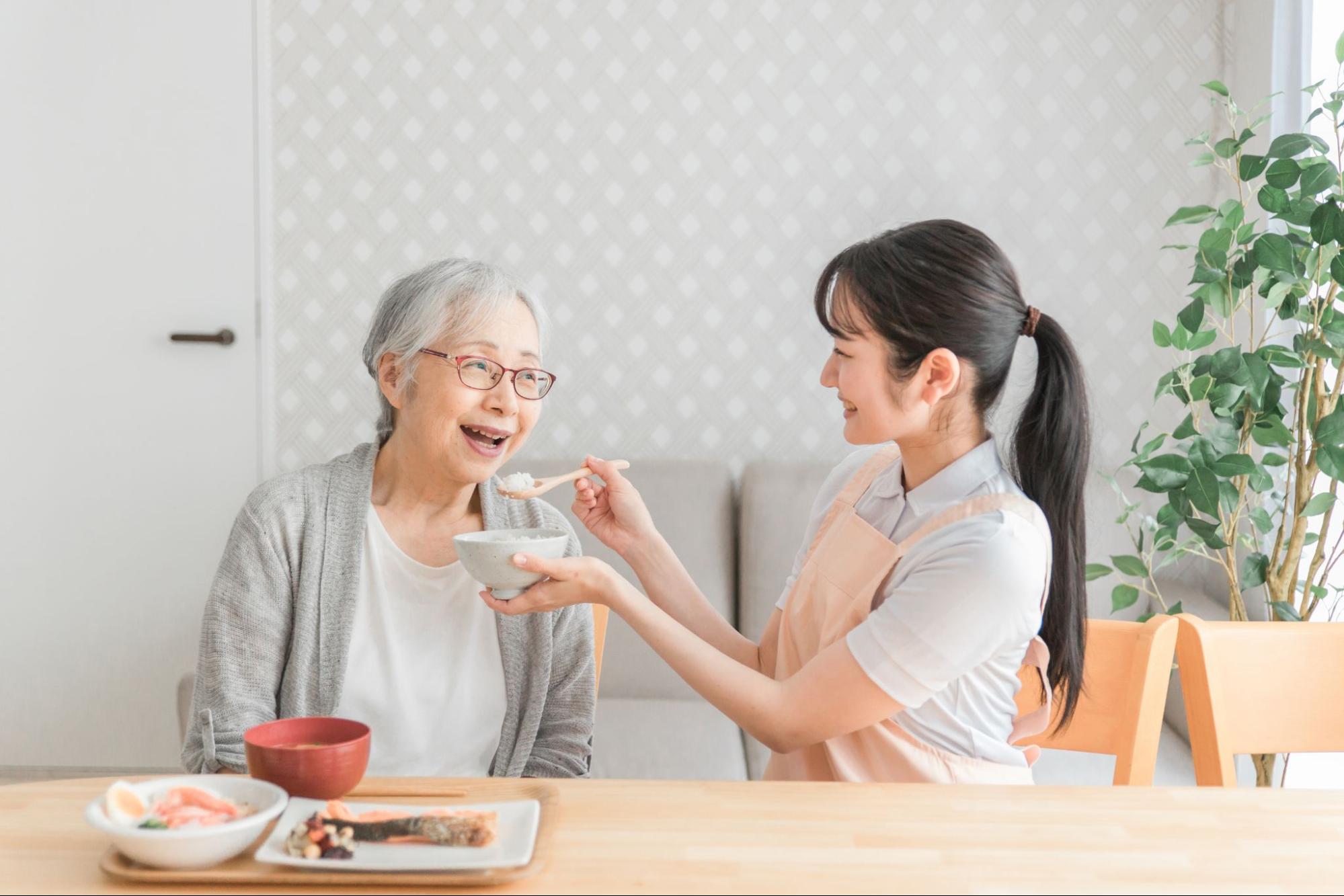 食事介助する女性スタッフ