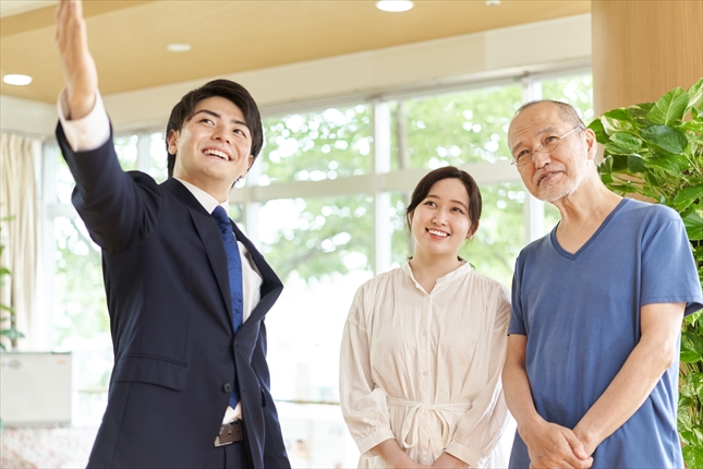 介護施設の見学をする親子