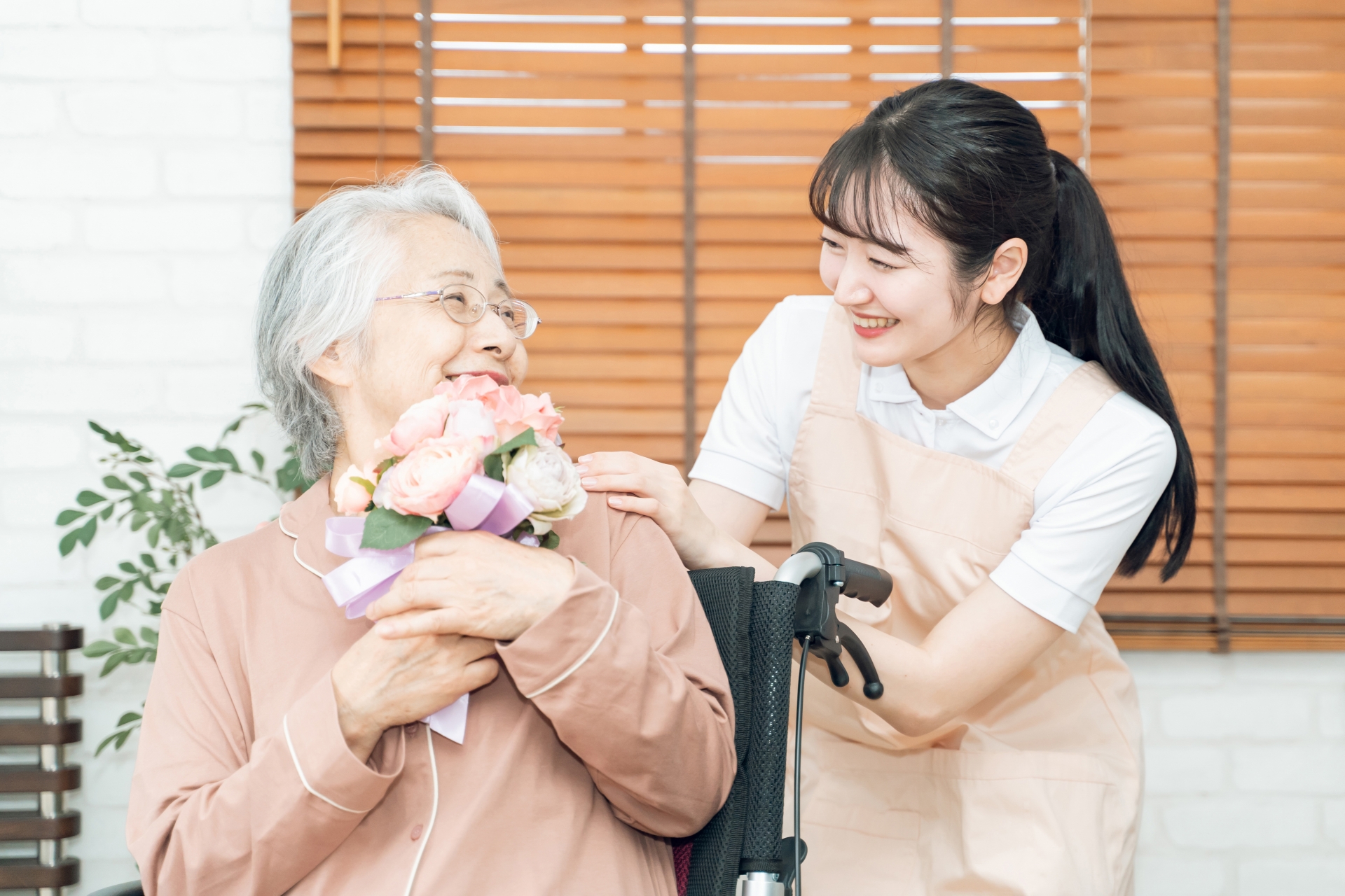 花束を贈られる高齢者女性