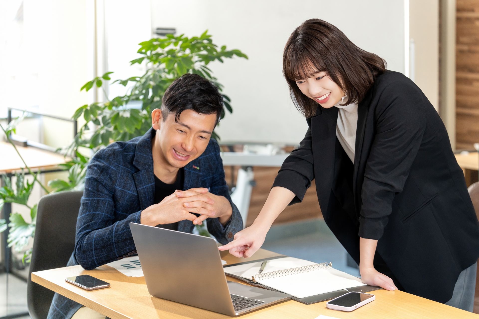 ミーティングをする男女2人のビジネスマン