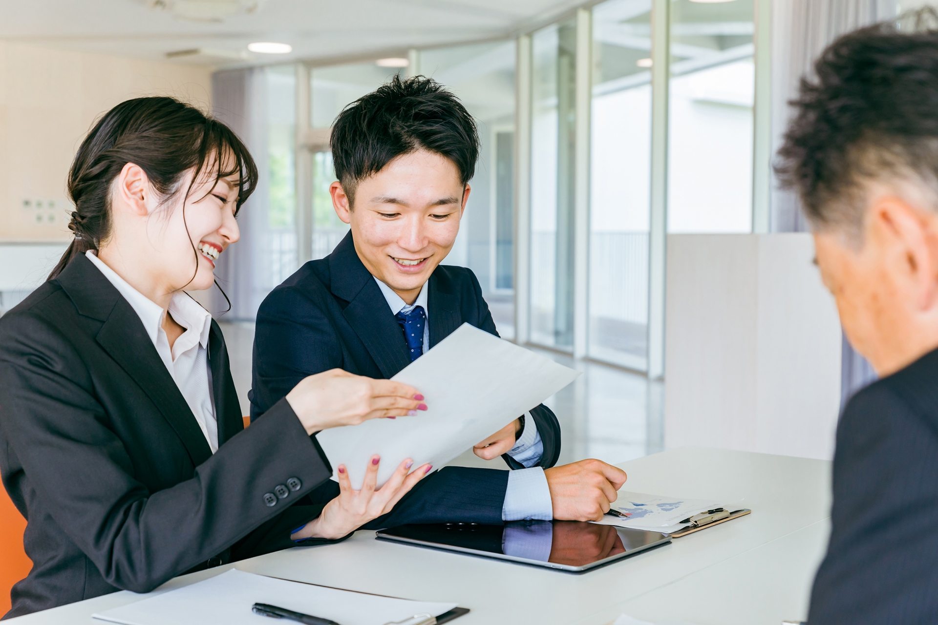 書類を確認する男女のビジネスマン