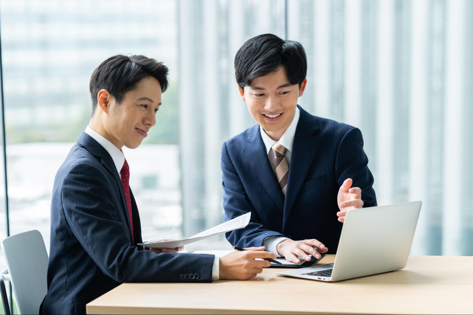 営業する若いビジネスマン