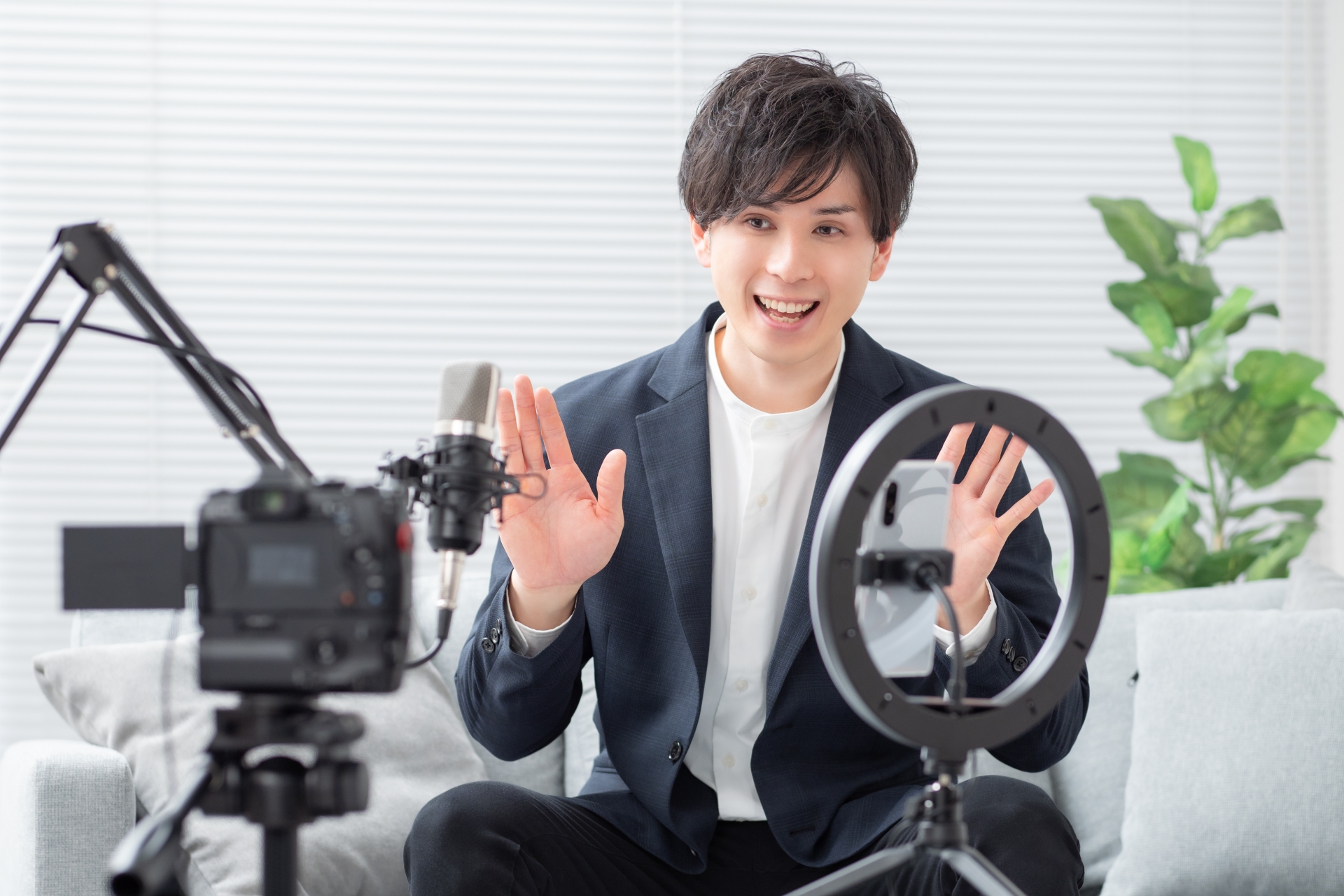 動画配信をする男性のイメージ
