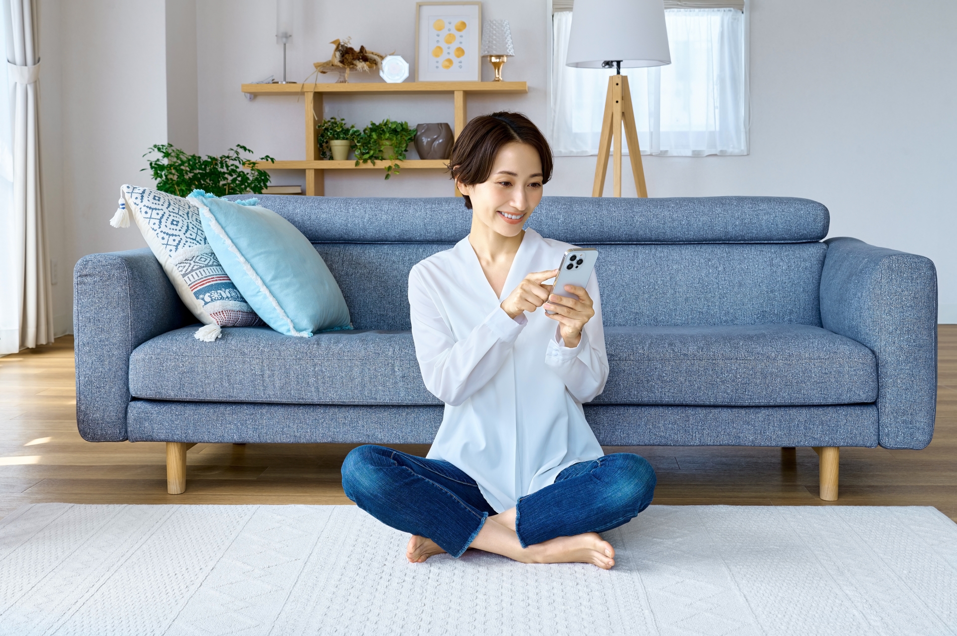 スマホを見て楽しむ女性