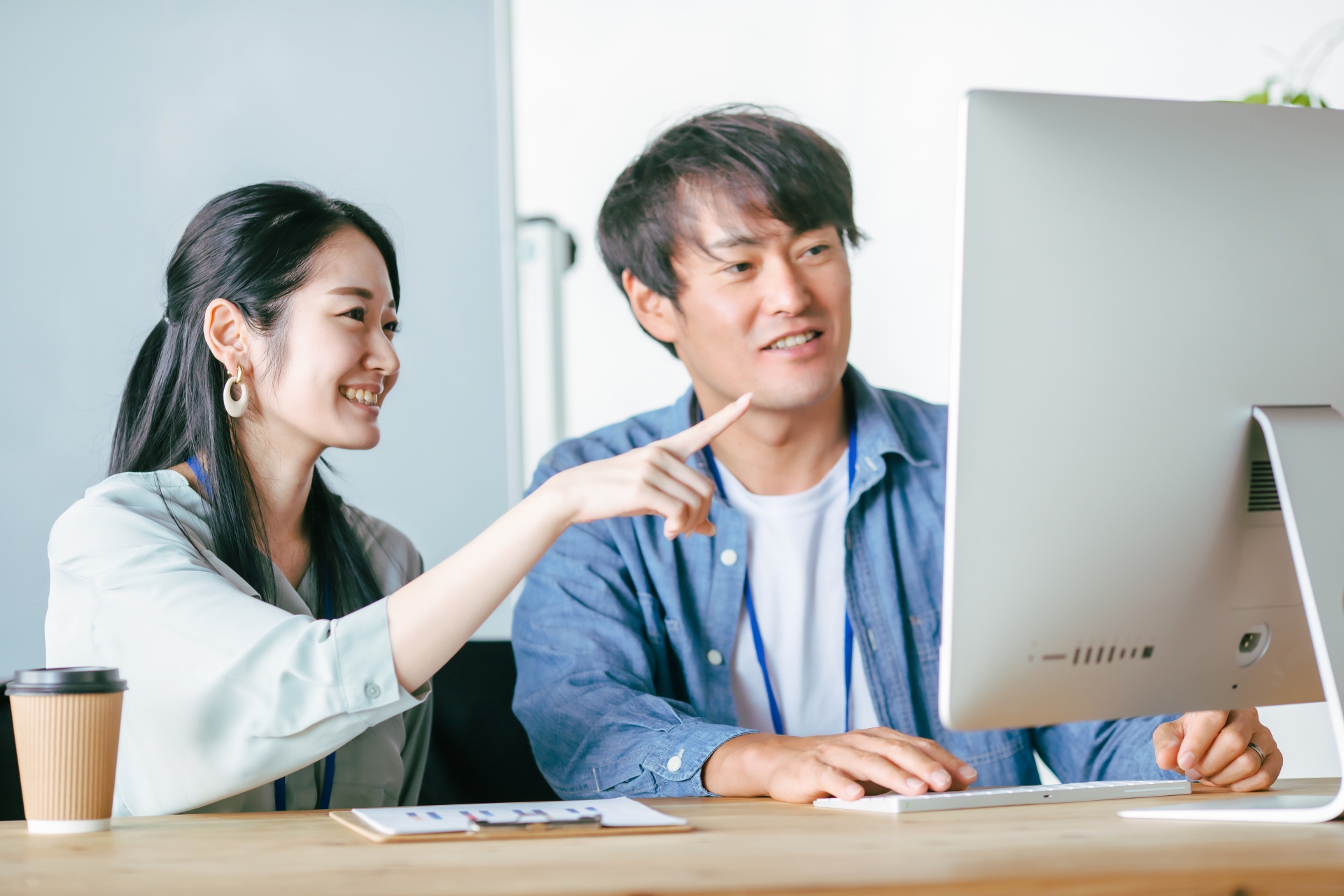 オフィスでミーティングする男女の会社員