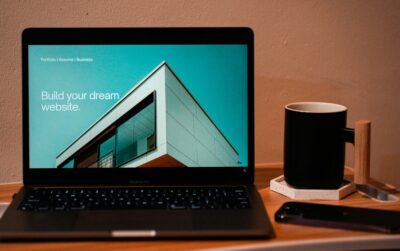 ホームページでの動画活用シーンは？動画を載せるメリットやデメリット、事例も解説