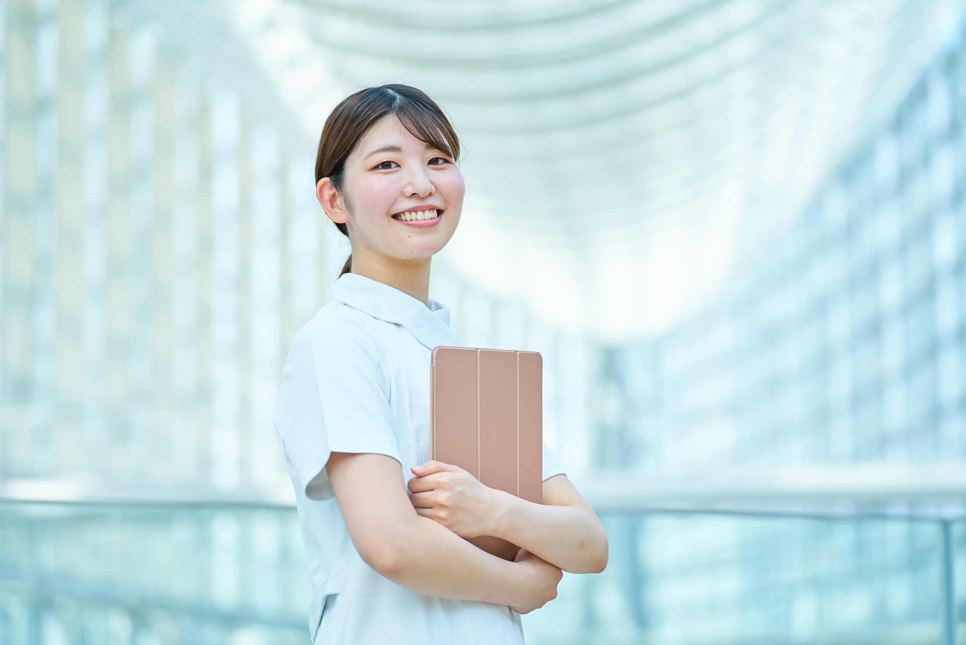 白衣の女性のポートレート