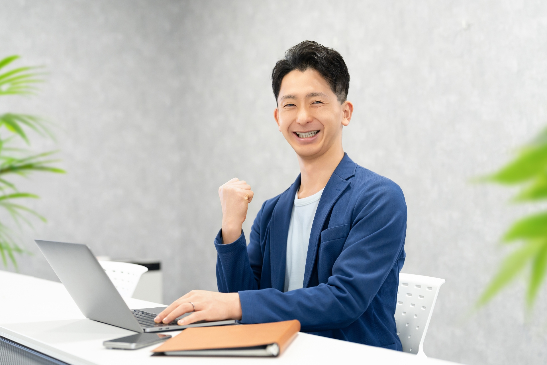 ガッツポーズをする男性