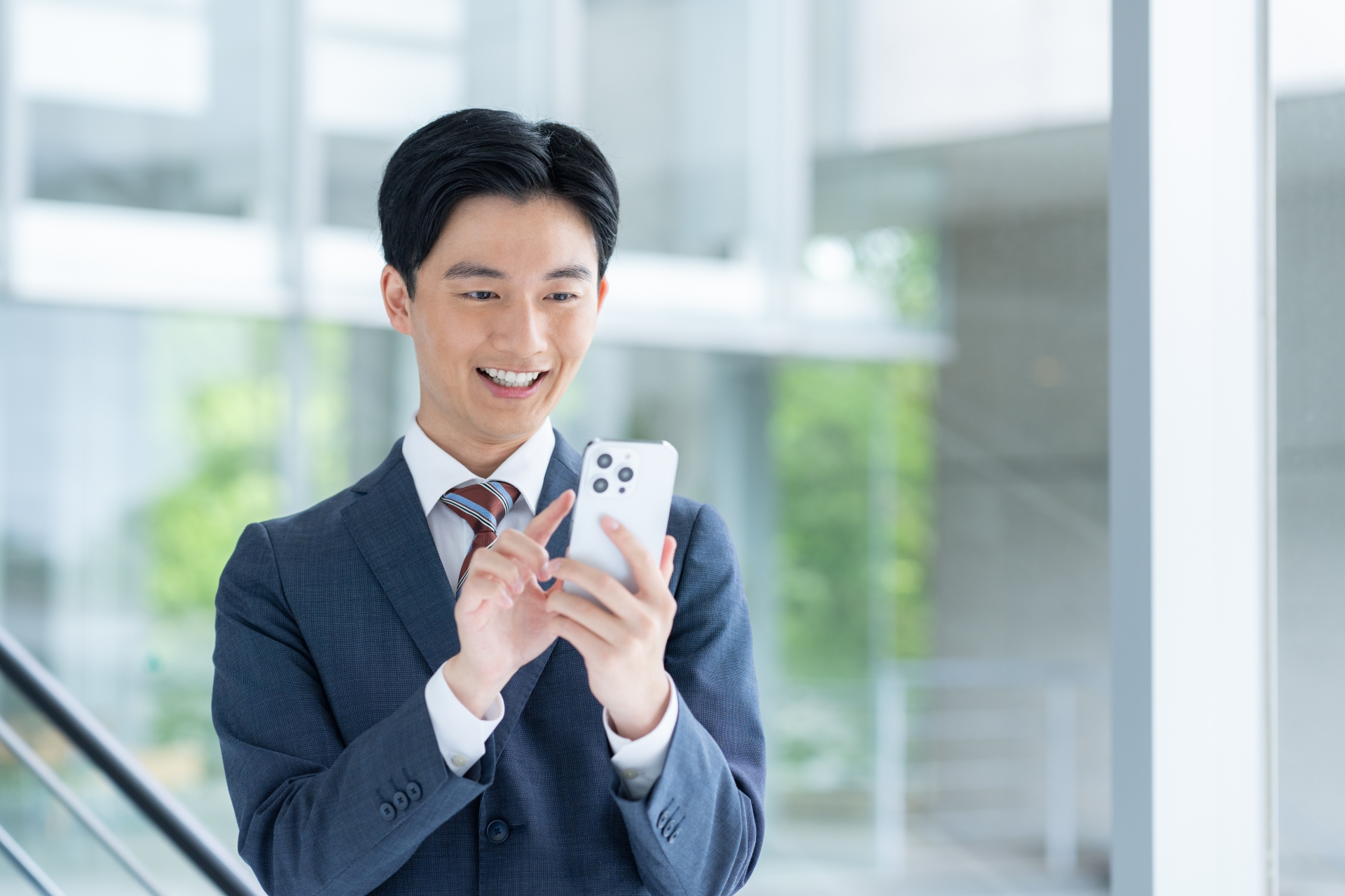 スマホを遣うビジネスマン