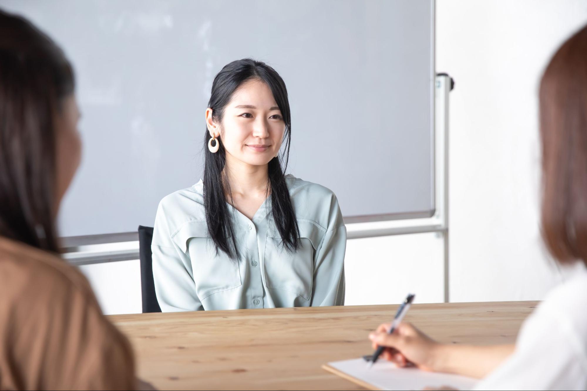 取材を受ける女性