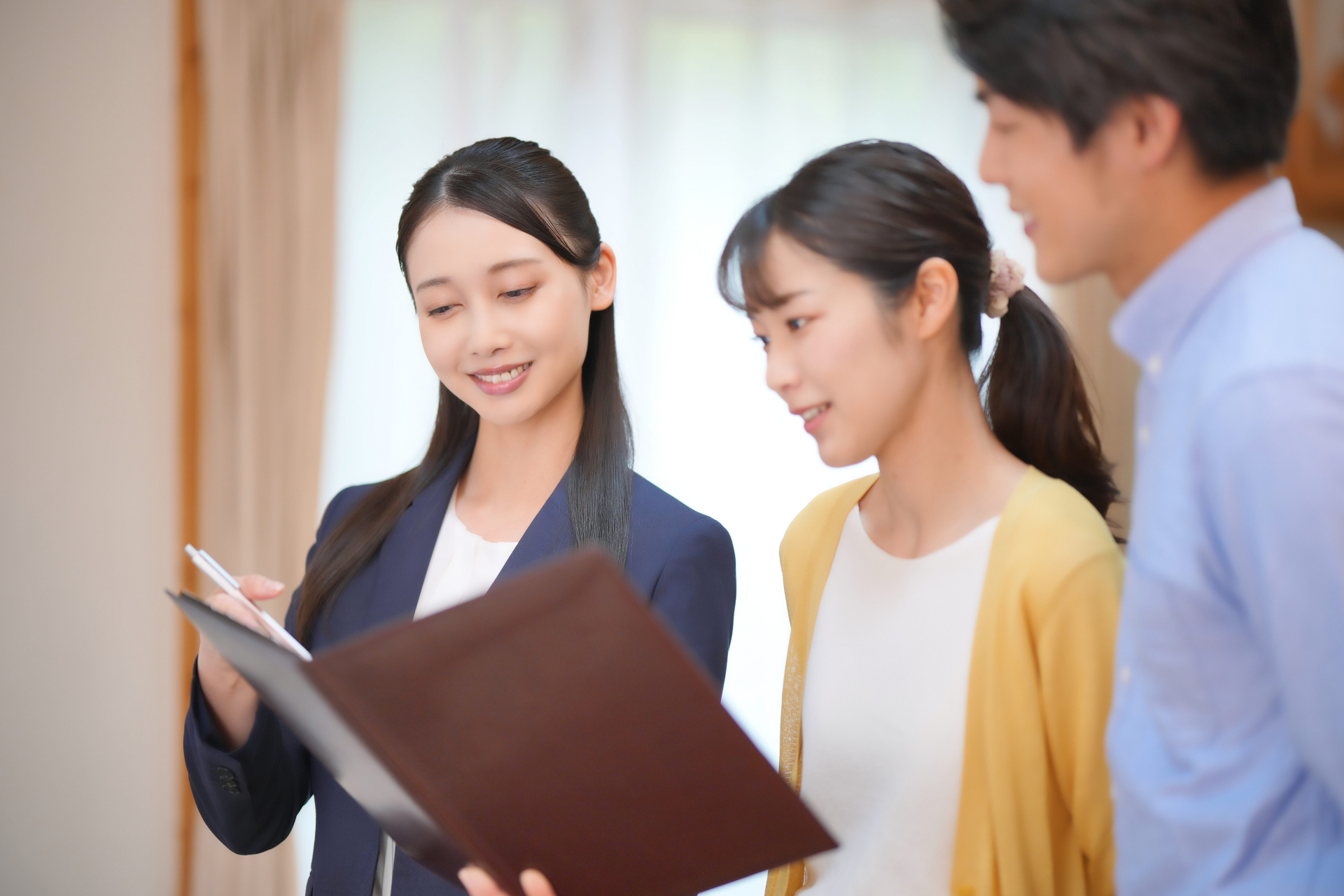 案内する女性スタッフ