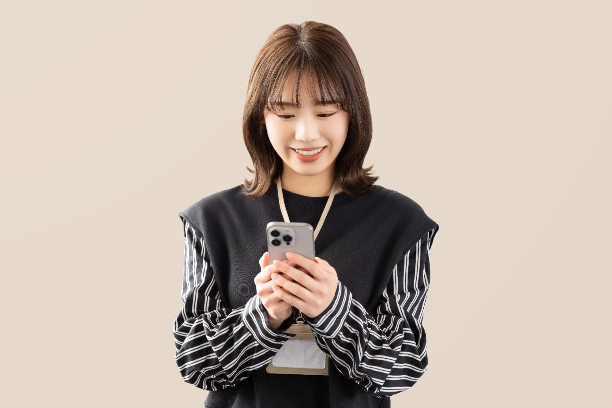 スマホを使う笑顔の女性