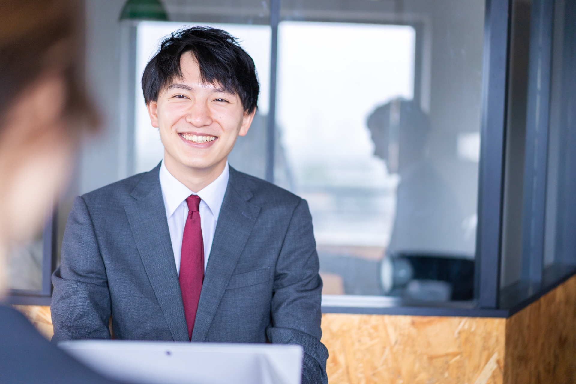 スーツ姿の笑顔の男性