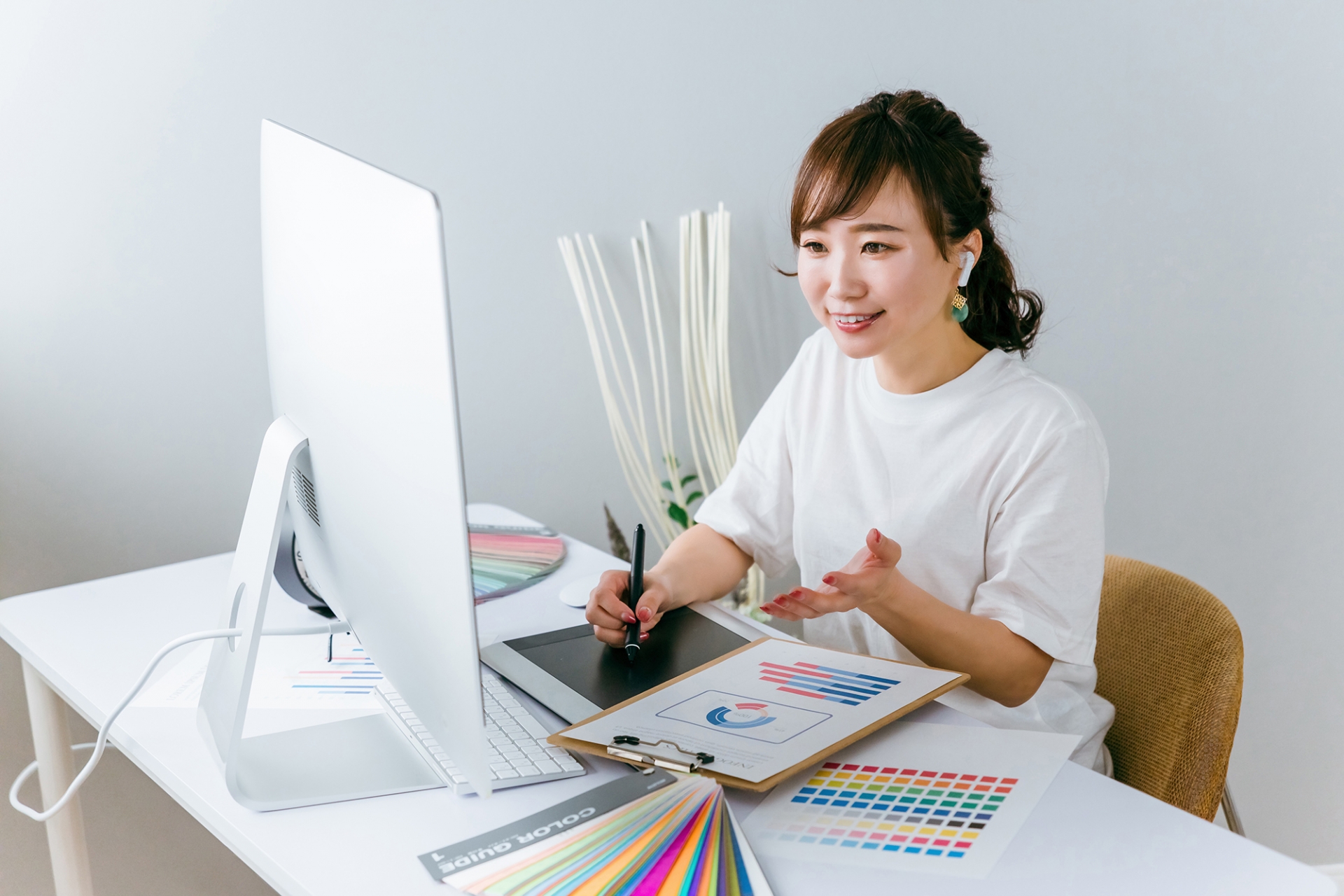 WEB会議する女性