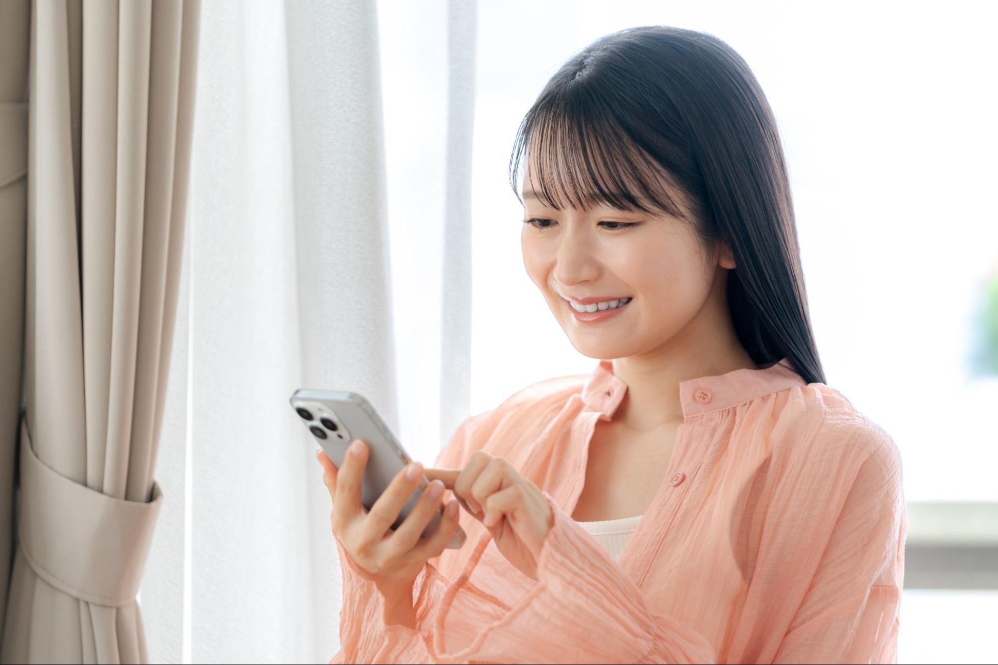スマホを触る女性