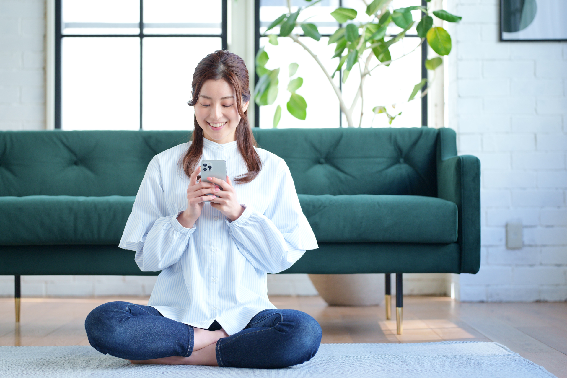スマホを見る女性
